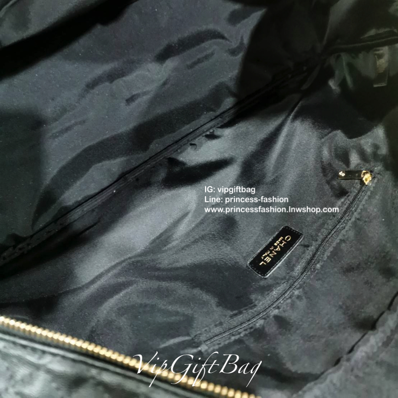 CHANEL VIP GIFT TRAVEL BAG (L) กระเป๋าเดินทางแบบถือไซส์ใหญ่ พรีเมี่ยมกิ๊ฟของเเท้จาก CHANEL วัสดุหนังสังเคราะห์ ลายตารางเนื้อหนาสีดำ เต็มใบ ด้านในเปิดปิดด้วยซิปที่จับหนัง ด้านในมีช่องซิิปอีกหนึ่งช่องใส่เสื้อผ้าได้มากกว่า 3-4 ชุด สายสะพายยาวแบบผ้า ด้านล่างร