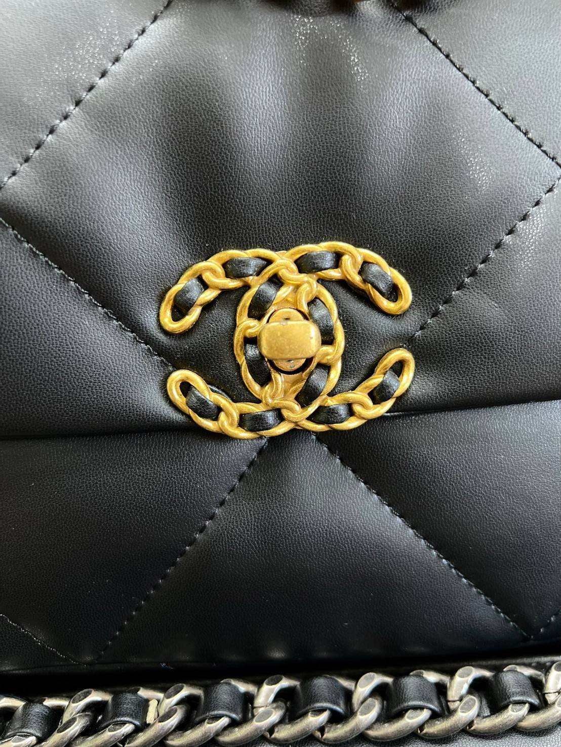 CHANEL 19 FLAP BAG / CHANEL LEATHER SHOULD BAG จำนวนจำกัด_หนึ่งในรุ่นที่สาวๆต้องมีค่า