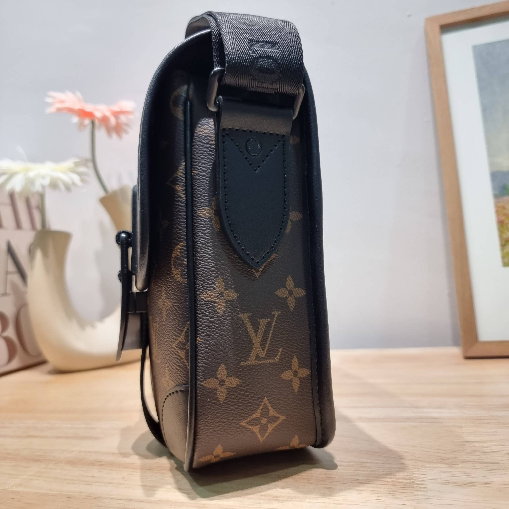 LV S-Lock Vertical wearable wallet กระเป๋าสะพายข้างสำหรับหนุ่มๆ LV crossbody bag ใหม่ล่าสุด ได้ชิคๆเท่ๆก่อนใคร ไม่ต้องรอพรีฯ ราคาดีวัสดุหนังแคนวาสคุณภาพดี ดีไซน์ดูแพง