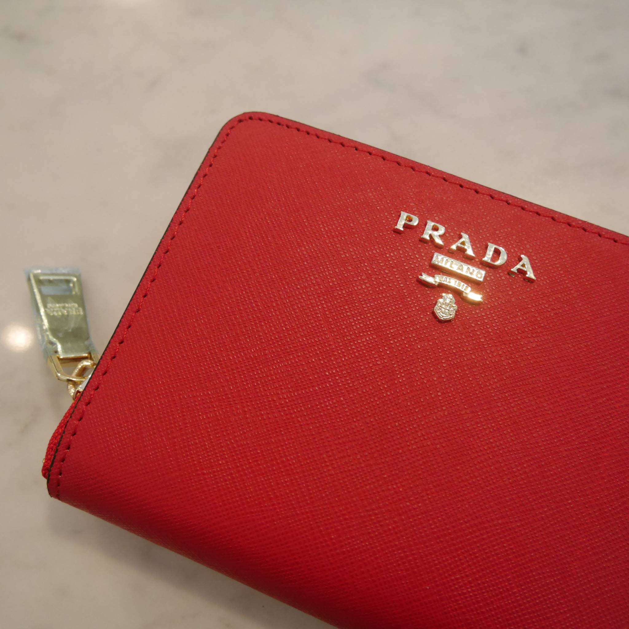 New Color•• รุ่นที่รอคอยสำหรับสาวๆที่ชอบ กปต.สั้น ก็มาแล้วค้า กับ Prada Short Saffiano wallet กระเป๋าสตางค์สั้น ขนาดกะทัดรัด เปิดปิดด้วยซิป อะไหล่ทอง ปั้มแบรนด์ ทั้งใบ **จุดเด่น มีช่องใส่รูปถ่าย ใส่บัตรได้หลายช่อง ด้านในมีช่องซิปแยกอีก1ช่องค้า อีกหนึ่งไอเ