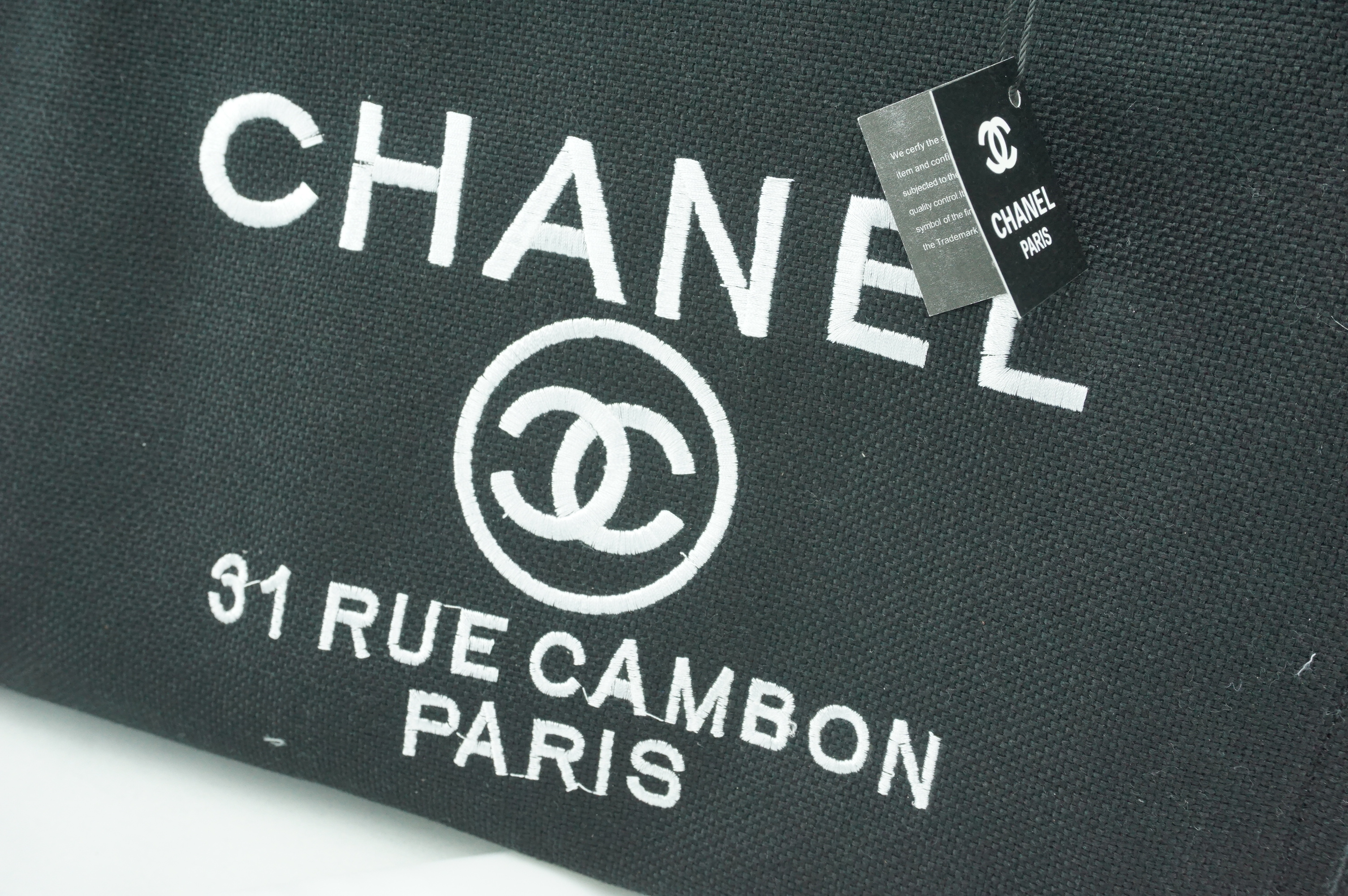 Chanel Tote canvas premium gift จากแบรนด์ Chanel กระเป๋าสะพาย Chanel Tote canvas โลโก้ปัก กระเป๋า ทรง Tote ผ้า canvas เนื้อหนาอย่างดี มีซับใน ด้านหน้าปักโลโก้แบรนด์หรู **จุดเด่นที่ หูจับมี 2 แบบคือ แบบสายหนัง และ โซ่ สามารถ สะพายไหล่ได้คะ ใบใหญุจุของคุ้ม