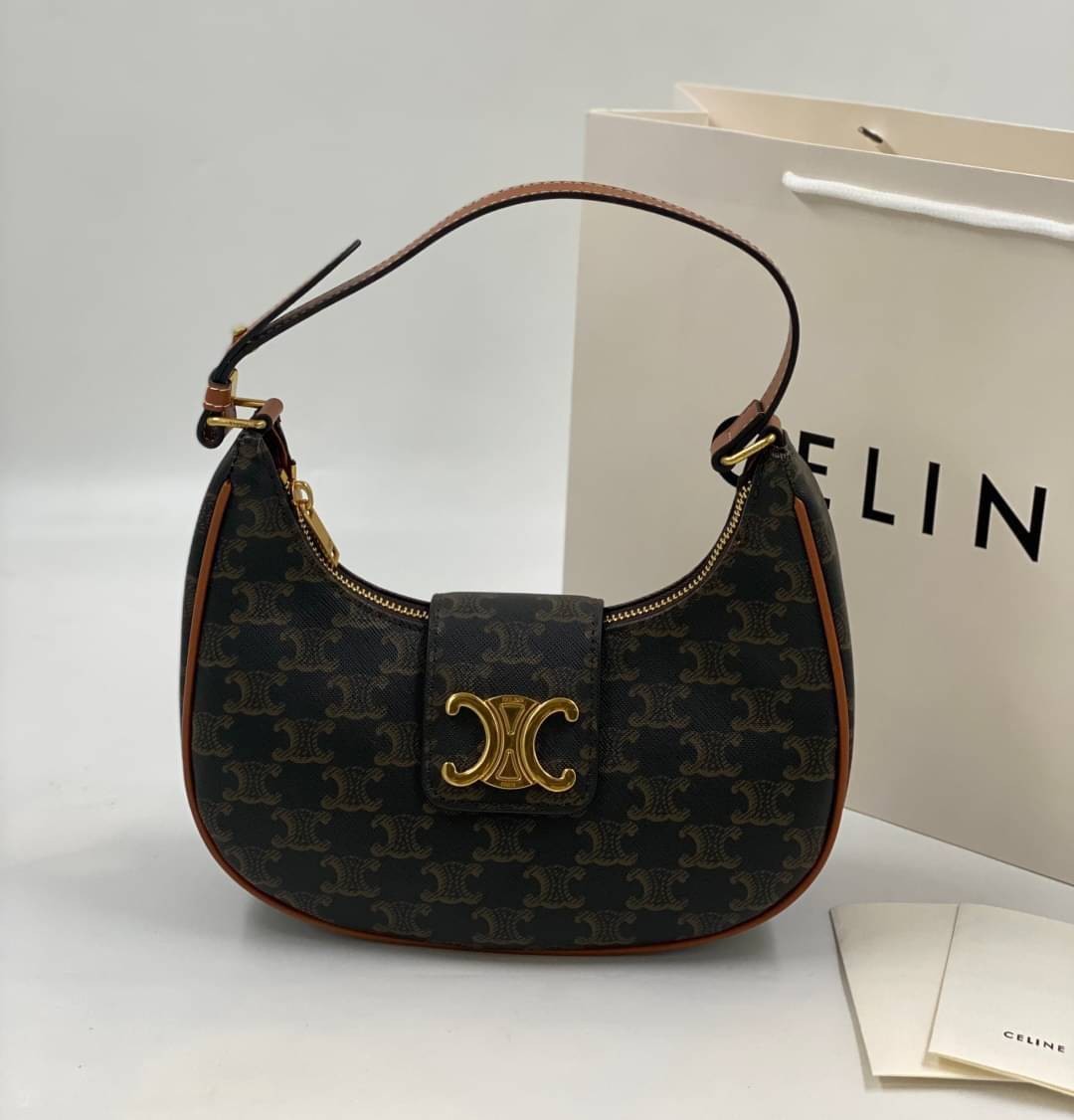 CELINE AVA TRIOMPHE SOFT BAG IN TRIOMPHE CANVAS AND CALFSKIN / CELINE SHOULDER BAG รุ่นใหม่ล่าสุดดีไซน์สวยหรู หนังสวยอยู่ทรง ภายในโล่งกว้างและจุสามารถใส่มือถือ กระเป๋าสตางค์ ของใช้ได้เยอะ