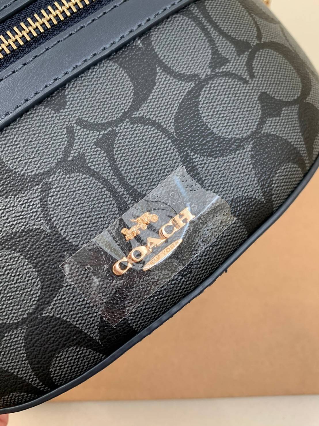 COACH BELT BAG ((39937)) กลับมาอีกครั้ง สวยเหมือนเดิมค่ะ😘 กระเป๋าคาดอก//คาดเอว หนังแท้นิ่ม สวยงามค่ะ ด้านหน้ามีช่องซิป ใส่กระเป๋าเงินใบกลางได้;มือถือได้ทุกรุ่น;พาสปอร์ตได้ค่ะ ด้านหลังมีช่องซิปให้อีกช่องใส่ของจุกจิก สายคาดเลื่อนปรับได้ฟรีไซด์ตามขนา