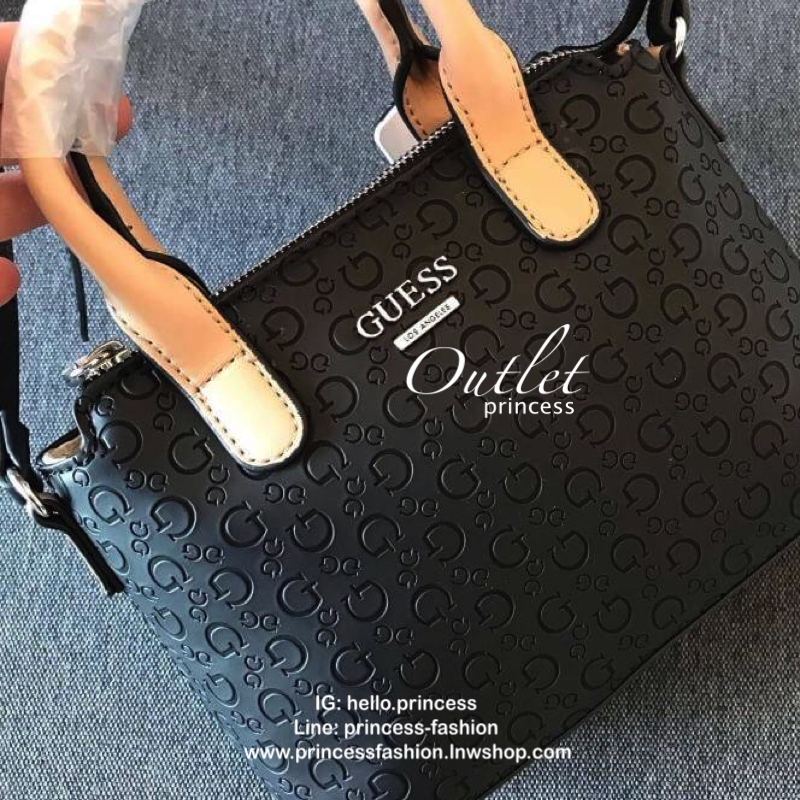 GUESS BALDWINPARK MINI BAG กระเป๋าถือหรือสะพาย วัสดุ Saffiano PU คุณภาพดี นิ่ม น้ำหนักเบา ด้านหน้าประดับด้วยโลโก้แบรนด์สวยหรู ตัวกระเป๋าลาย G ทั้งใบ เปิดปิดกระเป๋าด้วยซิปสะดวกใช้ ด้านในโล่งกว้างมีช่องสำหรับใส่ของหลายช่อง ใส่กระเป๋าสตางค์ใบกลางได้ ใส่Iphon