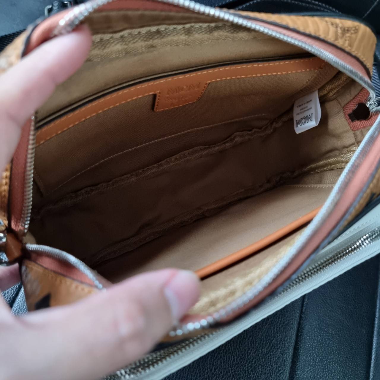 M.C.M KLASSIK CROSSBODY IN VISETOS MIX คลาสสิคสมชื่อ!! กระเป๋าสะพายข้างทรงครอสบอดี้ ดีไซน์มิกซ์แอนด์แมทช์สุดคูล ใหม่ล่าสุด เท่ได้ไม่ซ้ำใคร โลโก้โลหะรมดำดูมีเสน่ห์ วัสดุหนังแคนวาสคุณภาพดี มีช่องหลัก 2 ช่อง เปิด-ปิดด้วยซิป ด้านหลังมีช่องย่อยอีกหนึ่ง ภายในโล