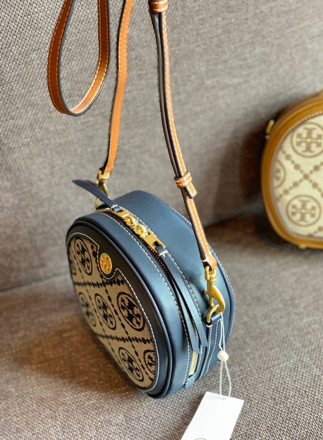 TORY BURCH T MONOGRAM JACQUARD CIRCLE BAG ((Large size)) พร้อมส่งที่ไทย สวยก่อนใครที่นี่! กระเป๋าจาก Tory burch รุ่นนี้มาในสไตล์ทรงวงกลม สุดคลาสสิค ดูคล่องตัวมากขึ้น วัสดุJacquardทอลายแบรนด์+ขอบหนังแท้ ได้ลงตัวสวยงามอยู่เหมือนเดิมค่ะ