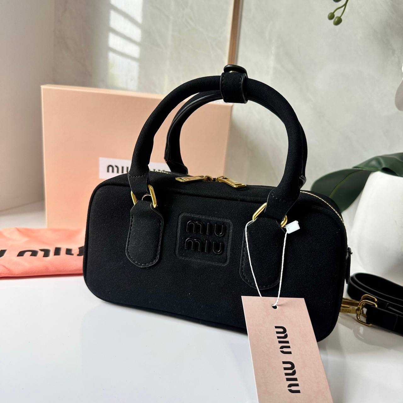 MIU MIU Arcadie padded suede top-handle bag กระเป๋าถือ/สะพาย คอลใหม่ล่าสุด รุ่นฮอทดีไซน์เหลี่ยม งานกำมะหยี่หนังกลับสวยละมุน น่ารักน่าใช้มากค่ะ