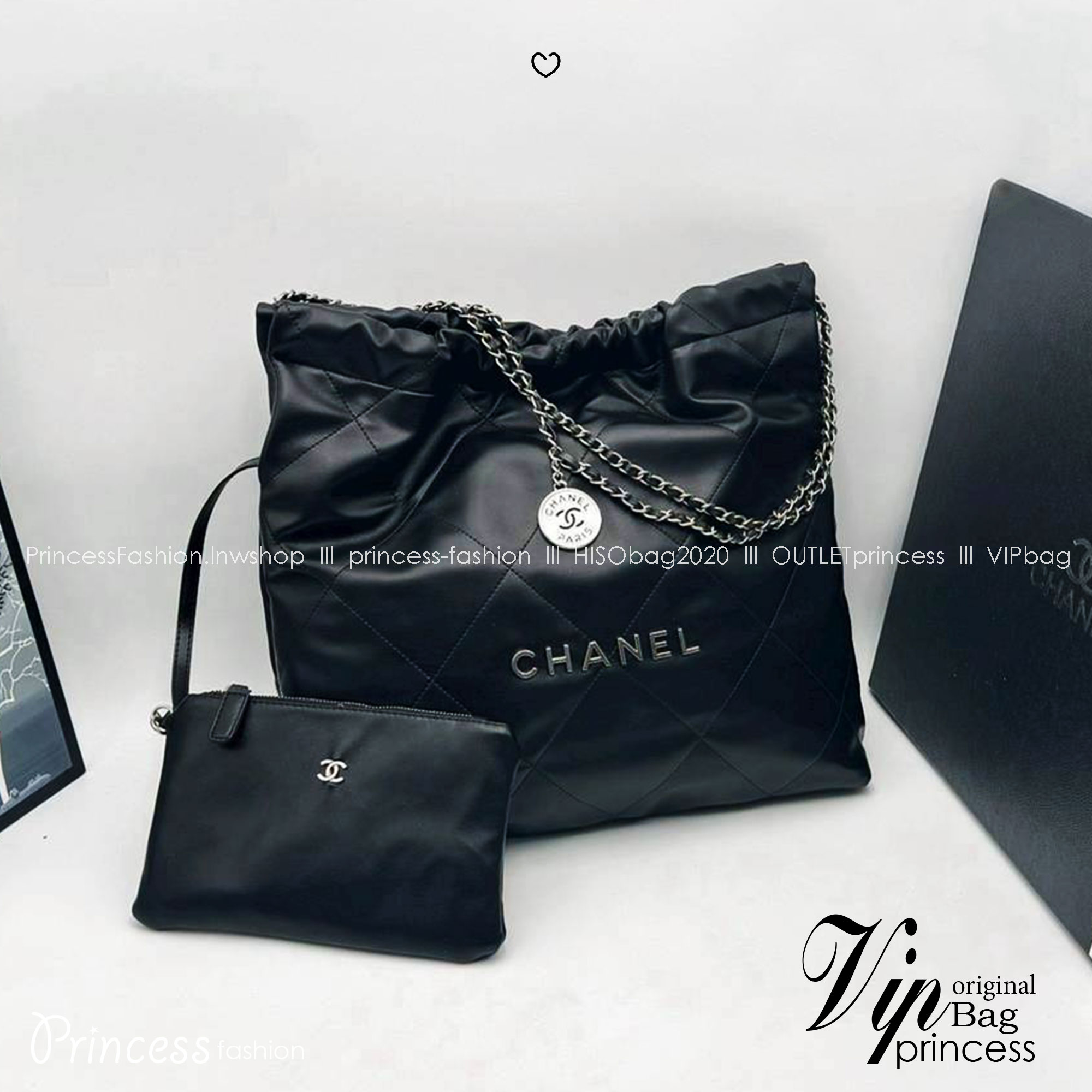 Small CHANEL 22 Handbag แรงเกินต้านที่สุดกับไอเท็มนี้ ที่สาวๆหรือใครๆก็ต้องมี มาในไซส์ใหญ่ รูปทรงใช้ง่ายขึ้น แต่ยังจุได้หนักๆเหมือนเดิม ดูหรูหรา เกินเรื่องที่สุด กับกระเป๋าสะพาย ดีไซน์เรียบหรู คลาสสิค แถมได้ใบลูกไปอีก