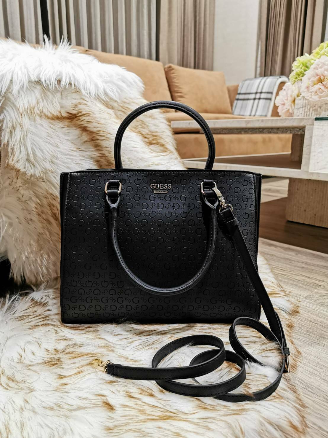 GUESS SINGNATURE SHOPPER BAG กระเป๋าถือหรือสะพายรุ่นล่าสุดจาก GUESS FACTORY หนังสวยอยู่ทรงปั้มลาย Singnature Brand รอบใบ ด้านหน้าประดับโลโก้แบรนด์ หูหิ้วเเข็งเเรงพับลงได้ เปิดปิดด้วยซิปสะดวกใช้ ขนาดกำลังดี ภายในมีช่องซิปและช่องใส่ของ กว้างและจุ น้ำหนักเบา