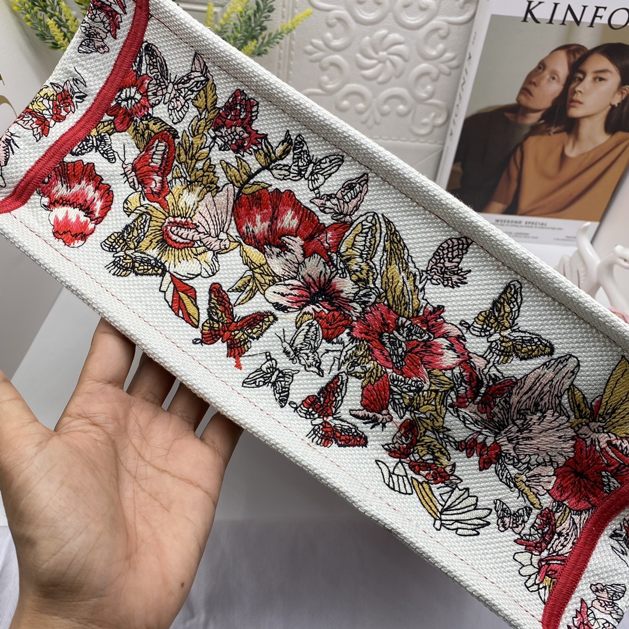 CHRISTIAN MEDIUM DIOR BOOK TOTE เอกลักษณ์ของความหรู เป็นทางช็อปปิ้งBag ที่ต้องมี ภายในโล่งกว้างมาก ใส่ของแบบแน่นๆ จุๆไปได้เลย น้ำหนักเบาสบาย งานออริปักขึ้นรูปสวยมาก มี code stamp พร้อมส่งที่ไทย ภาพสินค้าถ่ายจากงานขายจริง ใช้งานต่างประเทศได้ค่ะ