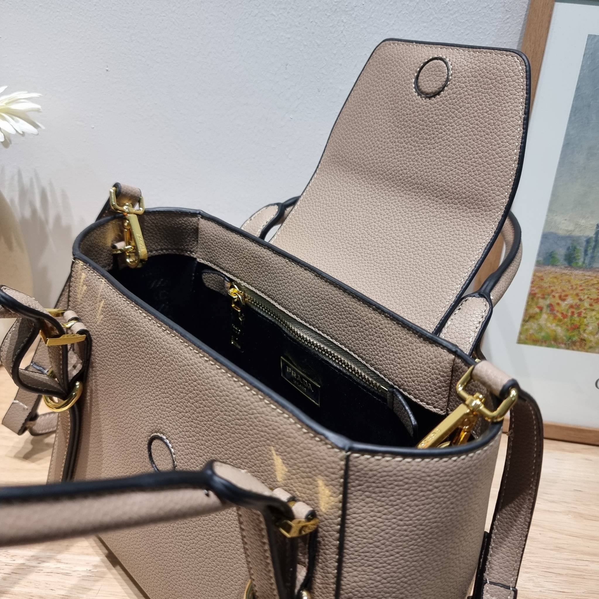 PRADA Saffiano leather bag / Prada leather bag กระเป๋าถือ/สะพายล่าสุด ที่ดีไซน์เรียบหรู สวยคมชัด เต็มไปด้วยดีเทลน่าใช้ สายคล้องไหล่ที่สามารถถอดออกได้