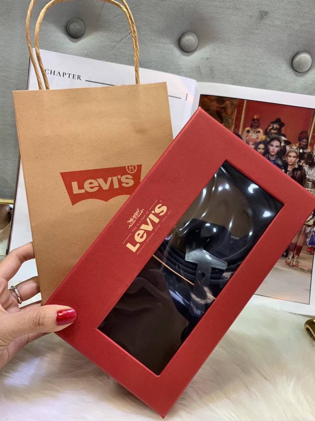 Levi’s Belt and Wallet Gift Set เซทสุดคุ้มทั้งกระเป๋าสตางค์พับสองตอนและเข็มขัดวัสดุหนังคุณภาพดี กระเป๋าสตางค์ปั้มโลโก้ด้านหน้าภายในมีช่องใส่ธนบัตรแยกเป็นสัดส่วนวัสดุคุณภาพดีตามแบบฉบับของแบรนด์เข็มขัดใช้ได้ในทุกโอกาส จัดเซทมาใน Gift Set หรือจะมอบเป็นของขวั