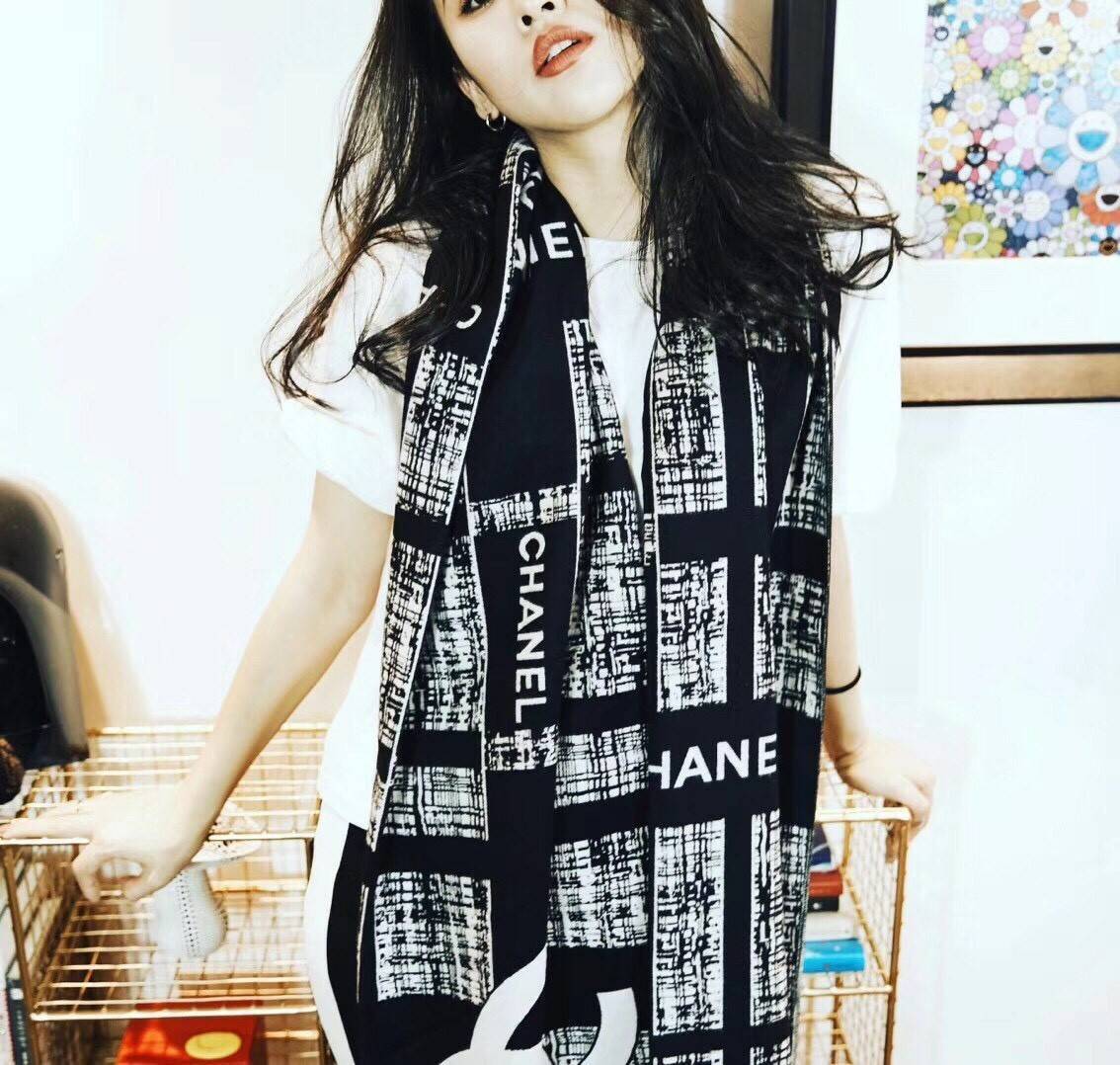 Chanel Shawl Wrap Scarf (With Box) พลาดไม่ได้กับของขวัญสำหรับเทศกาลดีๆที่กำลังจะมาถึง ส่งมอบความรู้สึกดีๆให้กับคนที่คุณรัก ด้วยผ้าพันคอ หรือ ผ้าคลุมจากแบรนด์ดัง ด้วยเนื้อผ้าแบบcashmereที่ถักทอแบบเนื้อละเอียด จึงทำให้นุ่มน่าสัมผัส ให้ความอบอุ่นได้ดี ไม่ว่า