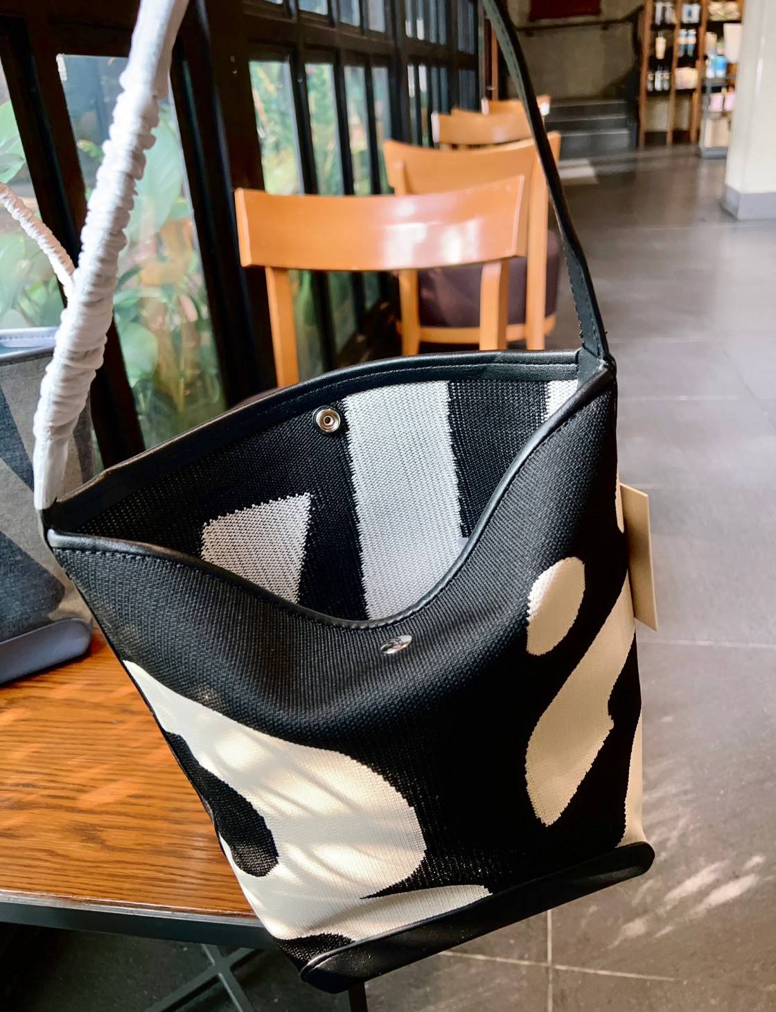 Rally movement the bag Knit Black เป็นไอเท็มที่ฮอตสุดๆแห่งปีจริงๆ กับกระเป๋าทรงบัคเก็ต น้ำหนักเบาๆ ฮอทติดลมบน จุของได้แบบหนำใจ ทอลายโลโก้ด้วยเทคนิค Sturdy Stretch Knit