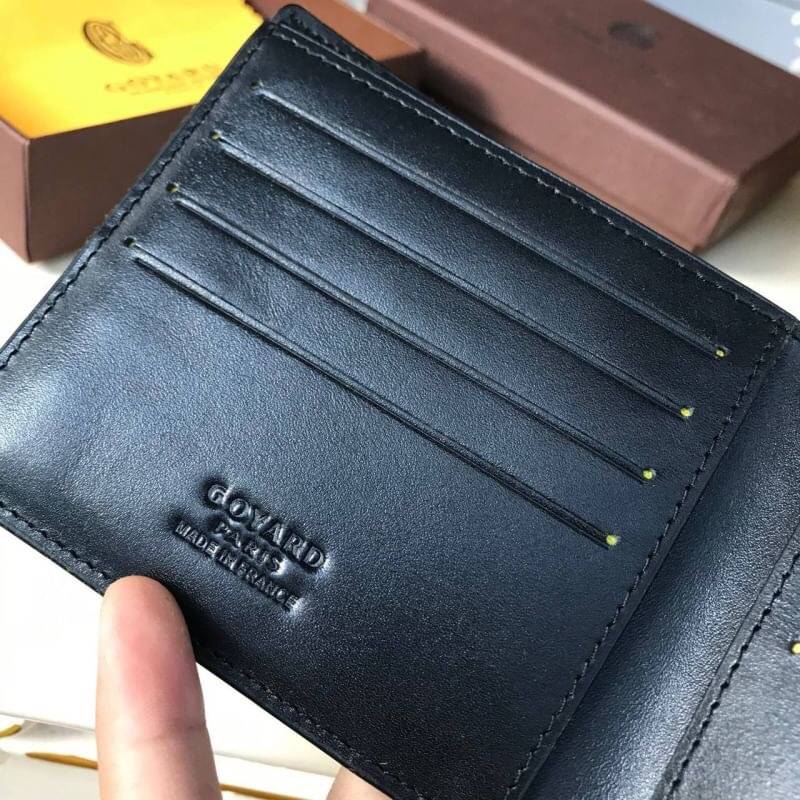 VIP GIFT 】GOYARD Victoire Bifold Wallet กระเป๋าสตางค์ผู้ชายใบสั้น พร้อมส่ง 6 สี พร้อมกล่องสวยหรูน่าใช้มากค่ะ อีกรุ่นที่ยอดขายไม่เคยตก 🤑🤑 ใบจริงดูผู้ดี ดูแพง!! ภายในมีช่องใส่บัตรได้เยอะ ใส่ธนบัตรได้ทุกใบ ห้ามพลาดจร้าา!! ((รุ่นเดินด้ายโทนสีเ