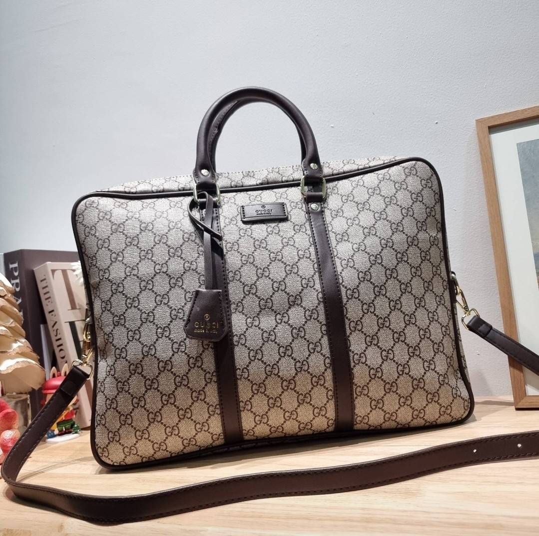 GUCCI BRIEFCASE / GG Supreme work bag / GG laptop bag / GG CLASSIC BRIEFCASE MESSENGER ไอเท็มสุดปัง!! ที่เหมาะสำหรับคนทำงานออฟฟิศมากๆ กระเป๋าถือรุ่นคลาสสิค ใส่เอกสาร โน๊ตบุ้ค อุปกรณ์การทำงานต่างๆได้สบายมาก