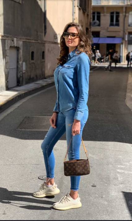 น้องน่ารักน่าใช้มากๆค่ะ LOUIS VUITTON POCHETTE ((Premium Gift Lv)) กระเป๋าหิ้ว//คล้องไหล่//สะพายข้าง//หรือถือแบบคลัท ชิลๆได้เลยค่า หนังแกะแท้นิ่มสวย เปิดปิดกระเป๋าแบบซิป ภายในสามารถใส่กระเป๋าเงินใบกลางได้; มือถือได้;พาสปอร์ตได้;ของจำเป็นจุกจิกสาวๆได้เยอะเ