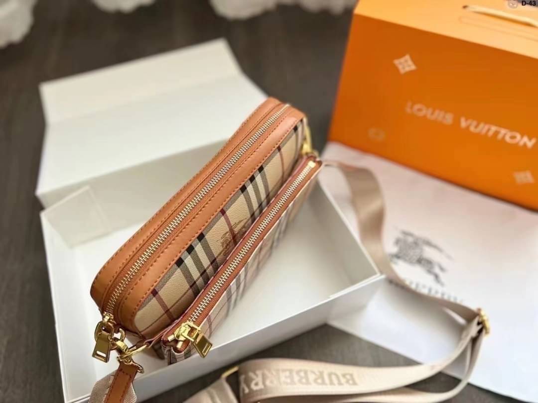 BURBERRY VINTAGE BAG / Burberry Crossbody Bag / Burberry Vintage Check And Leather Crossbody Bag กระเป๋าสะพายลายวินเทจ สวยคลาสสิก รุ่น unisex ใช้ได้ทั้งชาย/หญิง มาพร้อมใบเล็กน่ารัก โทนสีใช้งานง่าย หลายโอกาส