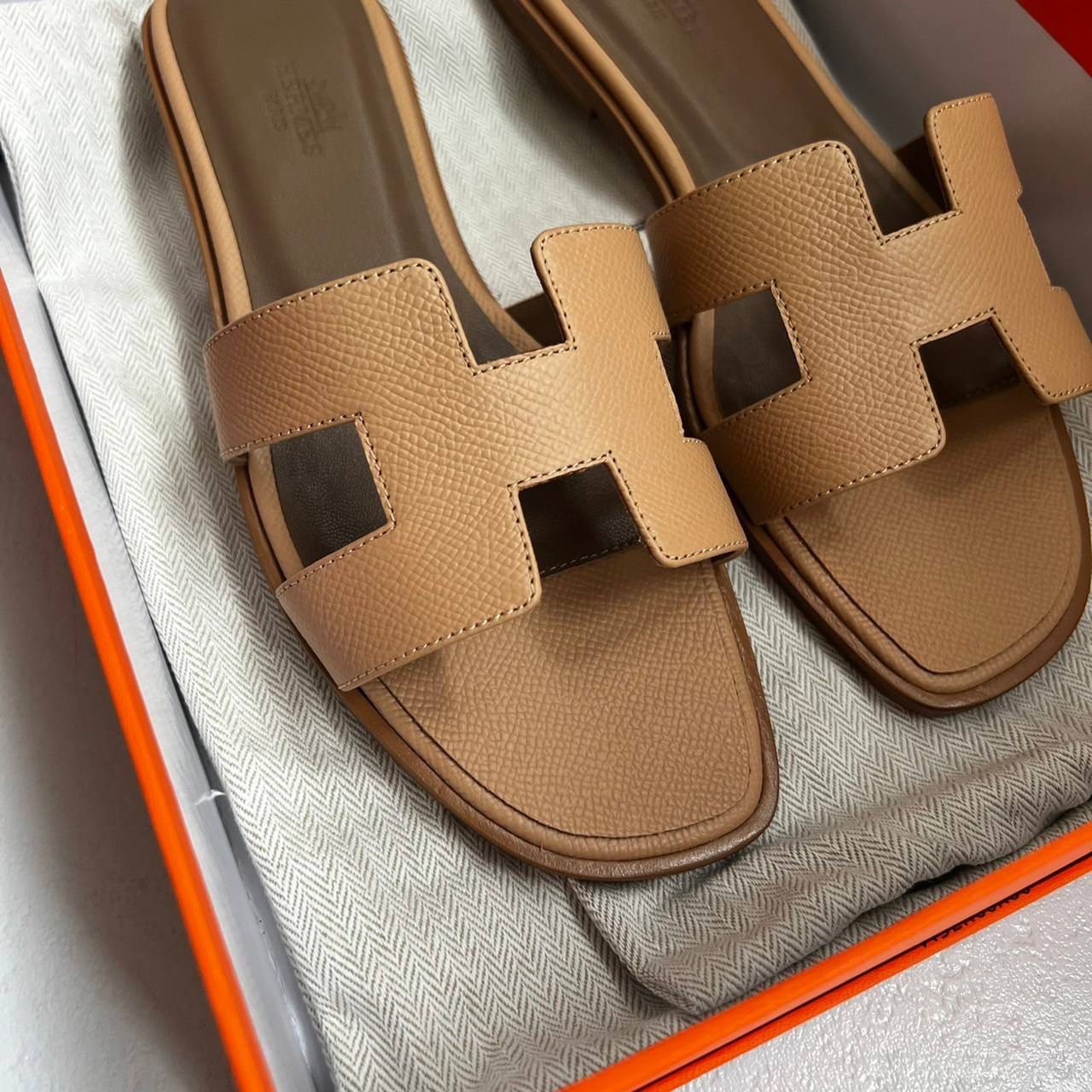หนังแท้ Hermes sandal Epsom leather รองเท้าแตะงานสั่งตัตใช้สลับแท้ เกรดออริจินอล 1:1 เกรดเหมือนสุด มี series code ทุกคู่ พื้นรองเท้าทำจากไม้รองด้วยหนังแท้ 100% งานตัดเย็บปราณีตละเอียด ใส่สบาย ไม่ลื่น ใช้ทนนาน เกรดนี้คุ้มมาก ไม่ผิดหวังค่ะ ภาพสินค้าถ่ายจากง