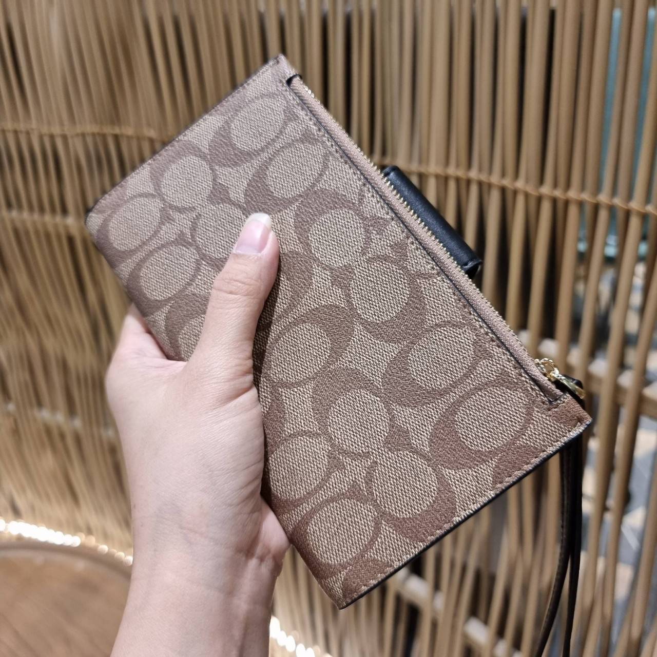 พร้อมส่ง 7 สี COACH C2874 TECH WALLET IN COLORBLOCK SIGNATURE CANVAS จัดให้สีใหม่ก่อนใคร!! ดีไซน์ใหม่ คอลเลคชั่นสวยหรู กระเป๋าสตางค์พร้อมสายคล้องมือ ง่ายต่อชีวิตมากจ้า!! มันดีอะไรเบอร์นี้ ใส่ได้ทั้งบัตร และโทรศัพท์ก็ใส่ได้ทุกรุ่น แถมยังมีช่องซิปแยกไปอีก ช