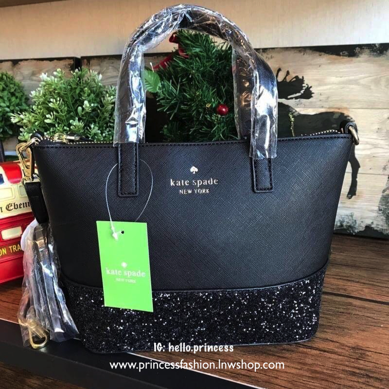 Kate Spade INA Greta Court Glitter Crossbody กระเป๋าถือหรือสะพายใบเล็ก วัสดุหนัง Saffiano สวยหรู ด้านหน้าประดับโลโก้สีทองสวย ก้นกระเป๋ามีดีเทลด้วยGlitter วิ้งๆดูหรู ภายในมีช่องซิปและช่องเล็ก สามารถใส่ ipad mini กระเป๋าสตางค์ใบยาวและของจุกจิกได้เยอะ มีหมุด