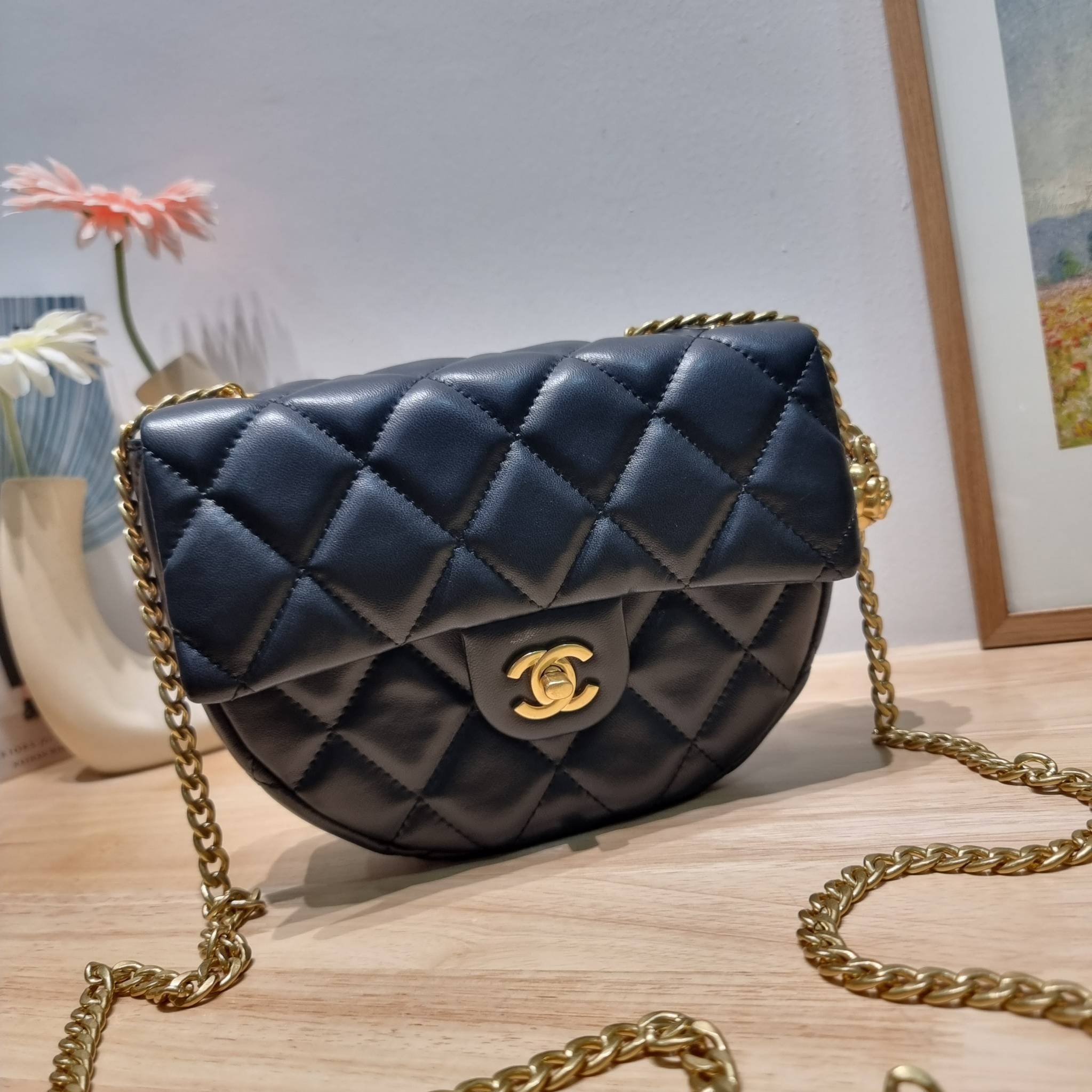 Chanel camellia vintage half moon bag ดีไซน์ใหม่ 2023 สุดหรู กับกระเป๋าสะพายไอเท็มคลาสสิค เลิศที่ตัวอะไหล่ใช้รูปดอกคามิเลียเอกลักษณ์มาเป็นตัวชูความแพง สำหรับกดปรับสายสะพายได้แบบชิคๆ