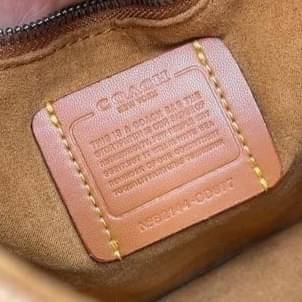 Coach Frankie Crossbody In Signature Canvas Leather Bag Sling CD877 กระเป๋าสไตล์แฮนด์ฟรีที่จัดระเบียบอย่างดีสำหรับการเดินทางหรือที่ทำงาน Frankie Crossbody ขนาดกะทัดรัดถือทุกสิ่งที่จำเป็นด้วยพื้นที่สำหรับโทรศัพท์ กระเป๋าสตางค์ กุญแจและอีกมากมาย ผลิตจากผ้าแ