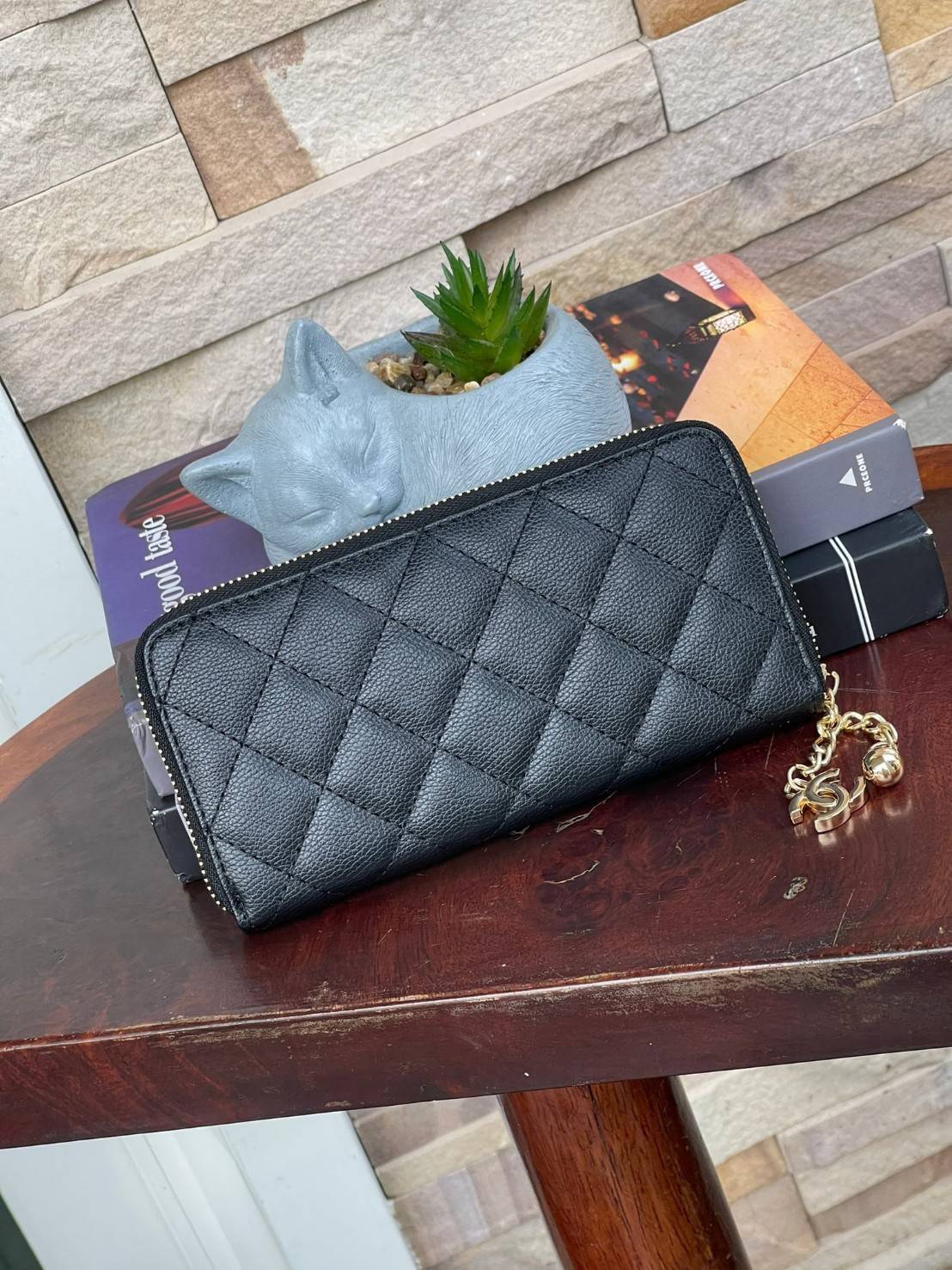 Chanel Caviar Zippy Long Wallet เป็นกระเป๋าสตางค์ที่ใช้งานอย่างง่ายแสนง่าย มาในรูปอบบซิปรอบ ที่มีดีเทลตรงหัวซิปเป็นอะไหล่โลโก้สีทอง เพิ่มดีกรีความน่ารักเข้าไปอีก ภายในพร้อมช่องใส่ธนบัตร ช่องซิปสำหรับใส่เหรียญ และช่องสำหรับใส่การด์ต่างๆ นอกจากนั้นด้านหน้าก