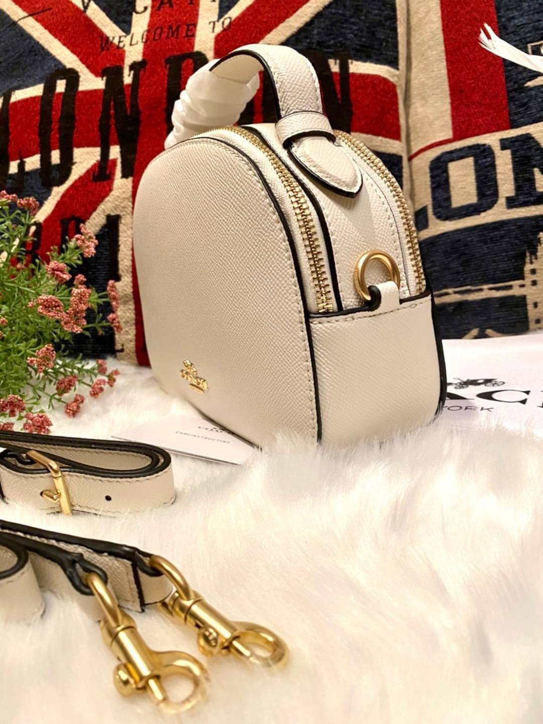 COACH SERENA SATCHEL CROSSBODY BAG กระเป๋าทรงโดมเล็ก น่ารัก แต่ใส่ของได้จุเลยทีเดียว!! มี2ช่องซิปหลัก ช่องค่อนข้างกว้าง สามารถใส่กระเป๋าเงินใบกลางได้;ของจำเป็นอื่นๆได้ครบเลยค่ะ มีช่องเล็กให้ใส่ของจุกจิก ด้านหลังมีช่องเล็กให้อีกช่องค่ะ พร้อมสายยาวถอดออกได้