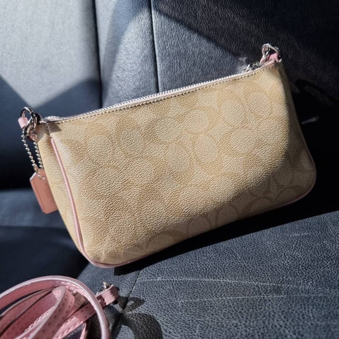 COACH F58321 TOP HANDLE POUCH อีกรุ่นฆ่าไม่ตาย!! 😎 ขายดีขายหมด ขายรวยขายปังๆ!! กระเป๋าพอชจากโค้ช ทรงใช้งานง่าย สะดวก กะทัดรัด วัสดุหนังแคนวาสเคลือบคุณภาพดี มาพร้อมสายคล้องในตัว และสายสะพาย crossbody ปรับเปลี่ยนได้ตามสไตล์ อีกหนึ่งไอเท็มที่สาวๆต้อง