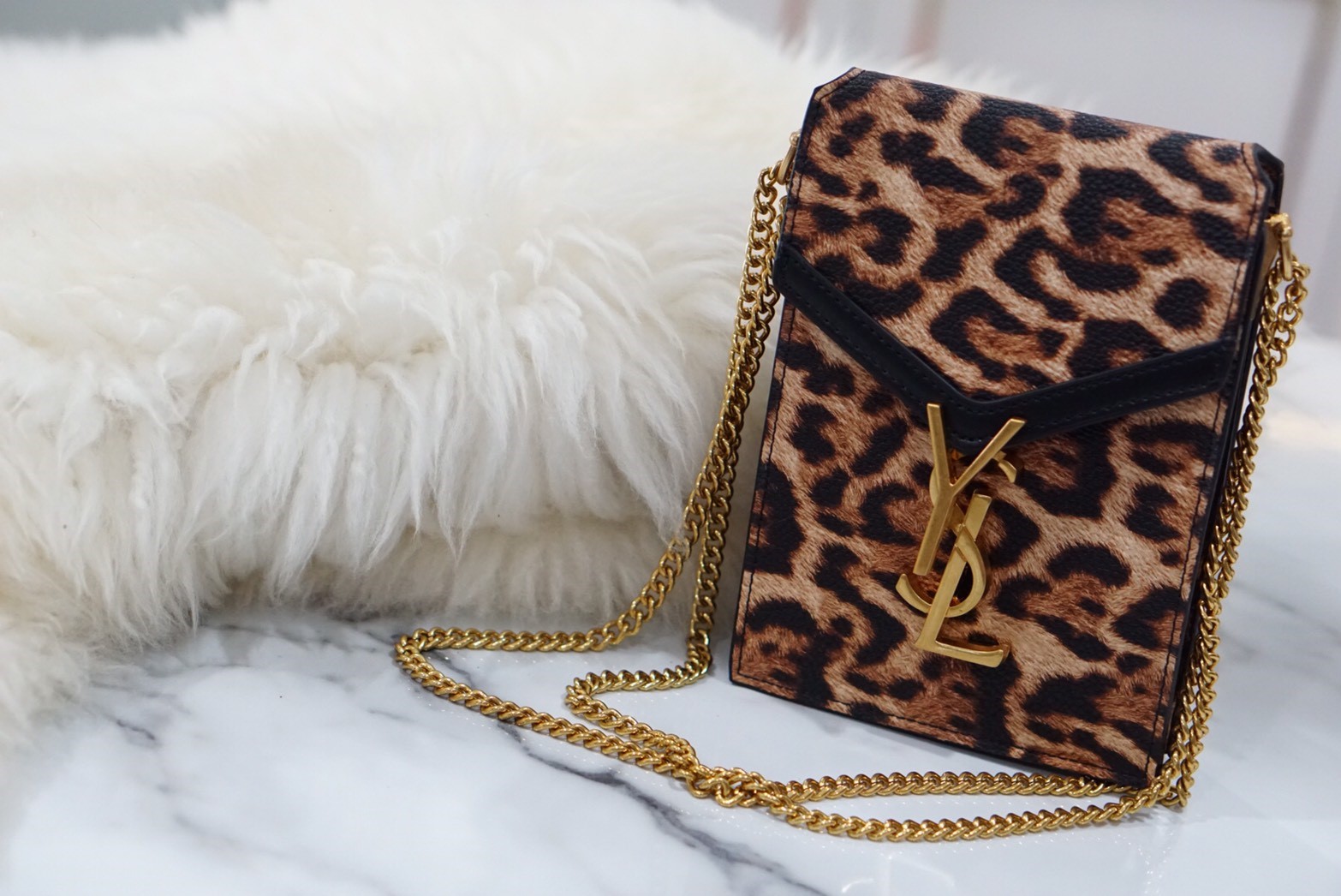 VIP 】YSL SAINT LAURENT CRASSANDA MONOGRAM PHONE BAG 5สี พร้อมส่งที่ไทย ที่นี่ที่เดียว กระเป๋าสะพายครอสบอดี้ขนาดกำลังน่ารักเลยย ทรงสูงใส่โทรศัพท์ได้ทุกรุ่น งานหนังเรียบสวย อะไหล่ทองรมควันหรูมากๆ สะพายดึงได้ทั้งสั้น ยาว ช่องด้านในแบ่งช่อง หยิบของสะดวกค่า ไม