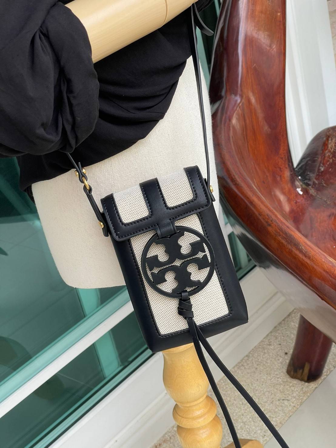 ของแท้ 💯% Tory Burch Miller Leather & Canvas Crossbody Phone Case ขึ้นชื่อว่ากระเป๋าสำหรับใส่มือถือหรือของจุกจิกต่างๆ โดยให้เหมาะกับการใช้งานนั้นมีไม่มาก คอลเลคชั่นนี้ออกมาเพื่อเอาใจสาวๆโดยเฉพาะ สีสันสุภาพ