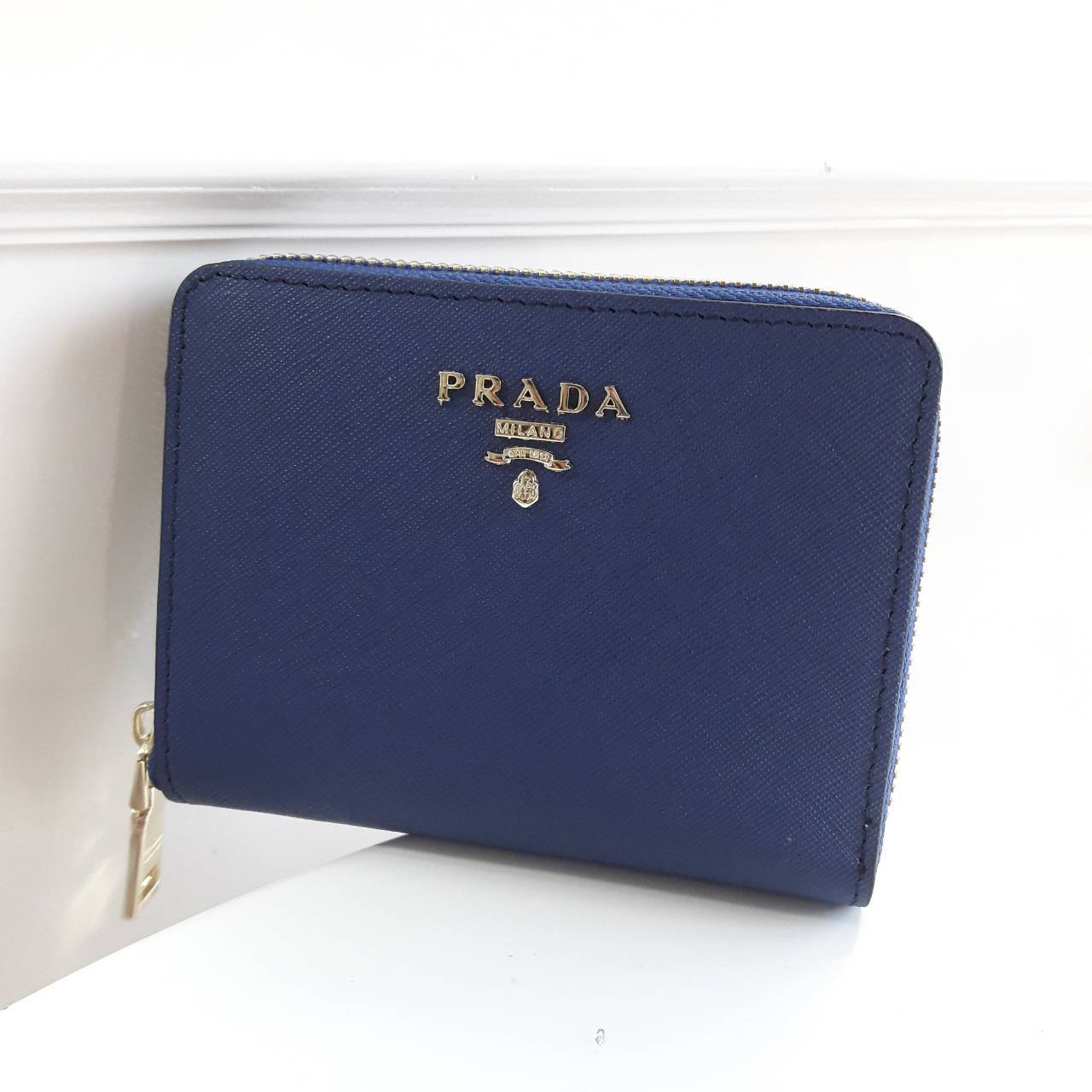 New Item! สำหรับสาวๆที่ชอบถือ **กระเป๋าสตางค์ใบเล็ก ขอแนะนำ Prada Short Saffiano wallet กระเป๋าสตางค์สั้น ขนาดกะทัดรัด เปิดปิดด้วยซิป อะไหล่ทอง ปั้มแบรนด์ ทั้งใบ **จุดเด่น มีช่องใส่รูปถ่าย ใส่บัตรได้หลายช่อง ด้านในมีช่องซิปแยกอีก1ช่องค้า อีกหนึ่งไอเท็มที่