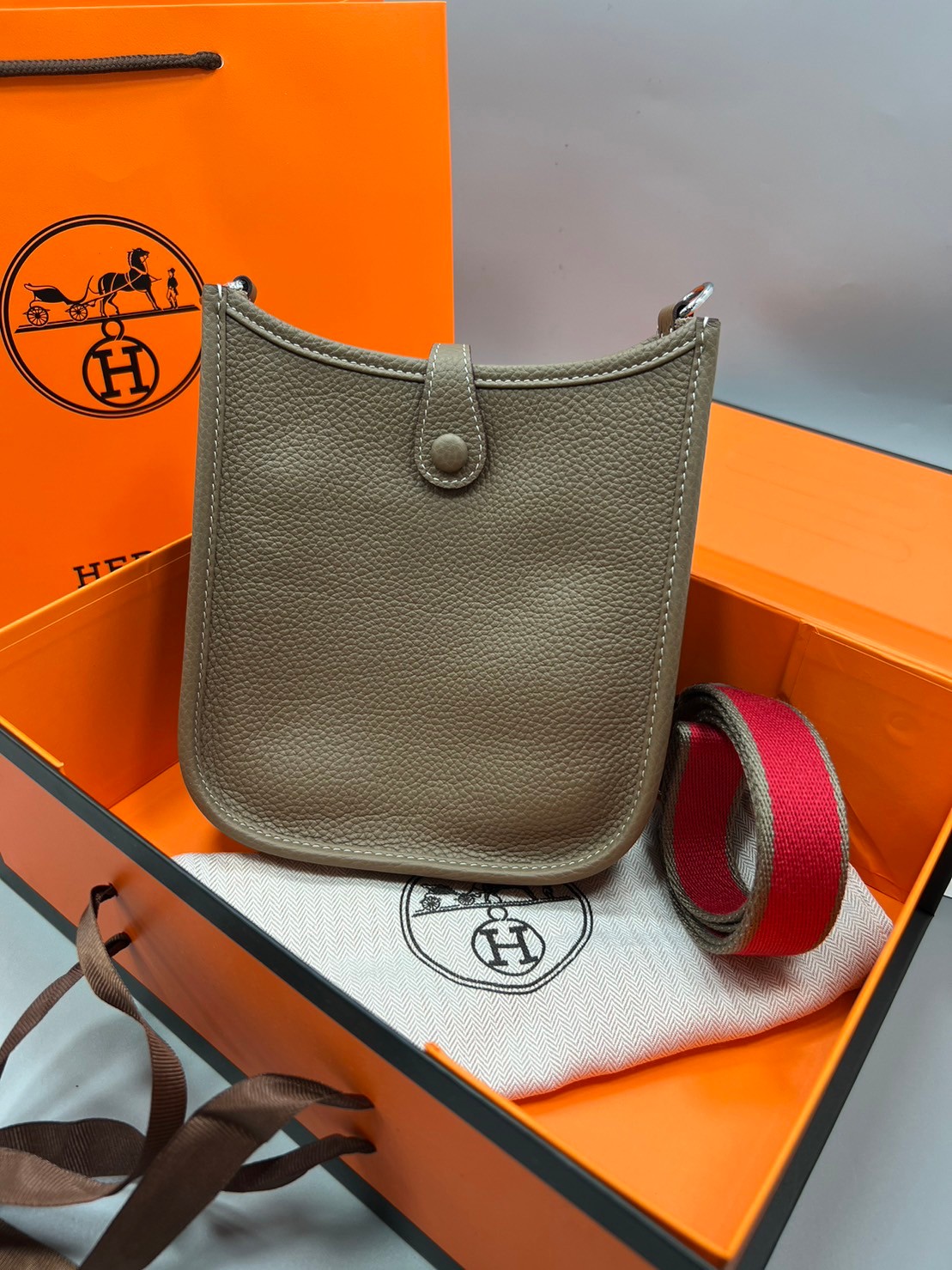 HERMES evelyne mini bag Luxury Bag กระเป๋าสะพายแบรนด์ดัง แบรนด์หรู คลาสสิกตลอดกาล ใช้ได้ทั้งชายหญิง ใบเดียวจบ สวยรวยปัง เกรดท็อปออริจินอล ภาพสินค้าถ่ายจากงานขายจริง ใช้งานต่างประเทศได้