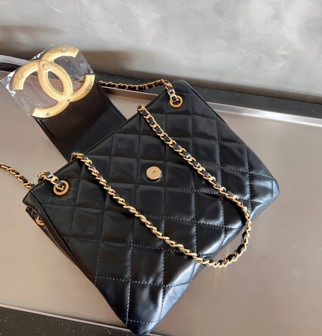 Chanel 24C bag / CHANEL WITH CHAIN / CHANEL Casual Style กระเป๋าสะพายหนังนิ่มลื่นเงาสวย Plain Leather Party Style Office Style