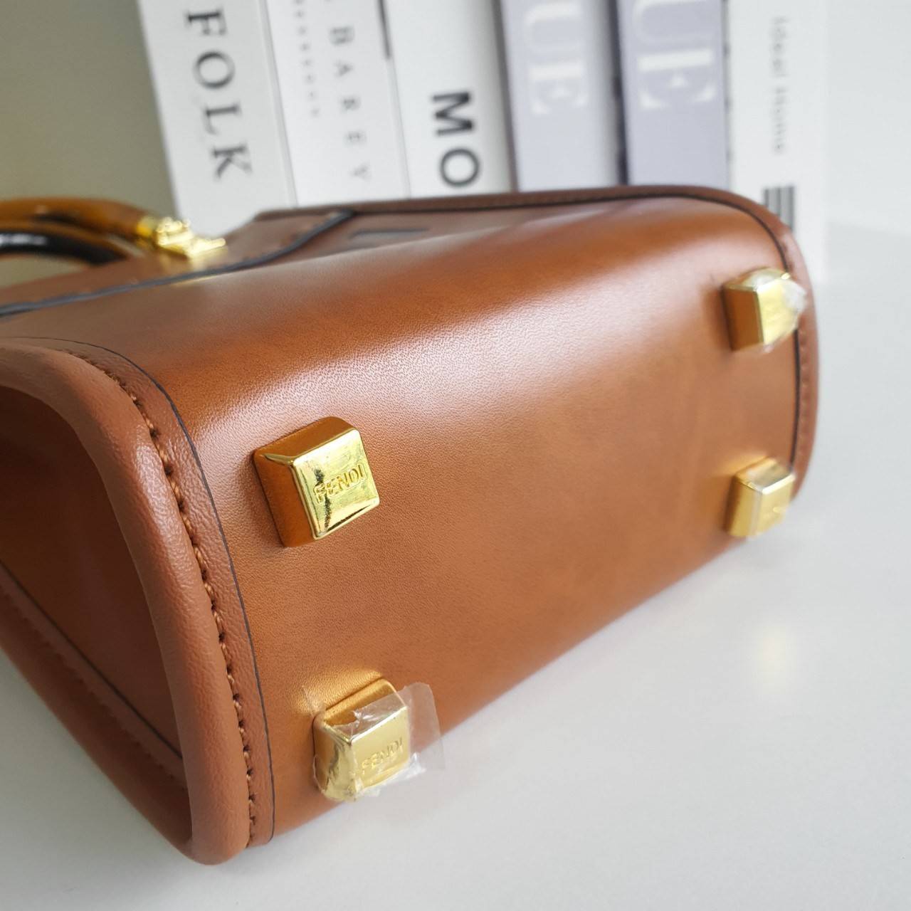 สวยหรูมาก กับ FENDI MINI SUNSHINE SHOPPER วัสดุหนังแท้ทั้งใบ ปั้มชื่อแบรนด์ด้านหน้า ที่จับเซรามิคสีสวยมีสลักแบรนด์ *ทรงมินิน่ารัก ด้านในเป็นช่องโล่งกว้าง สามารถใส่ กระเป๋าสตางค์สั้น มือถือได้ทุกรุ่น มาพร้อมสายสะพาย ถอดปรับได้ อะไหล่ปั้มแบรนด์สีทอง ปั้มโลโ