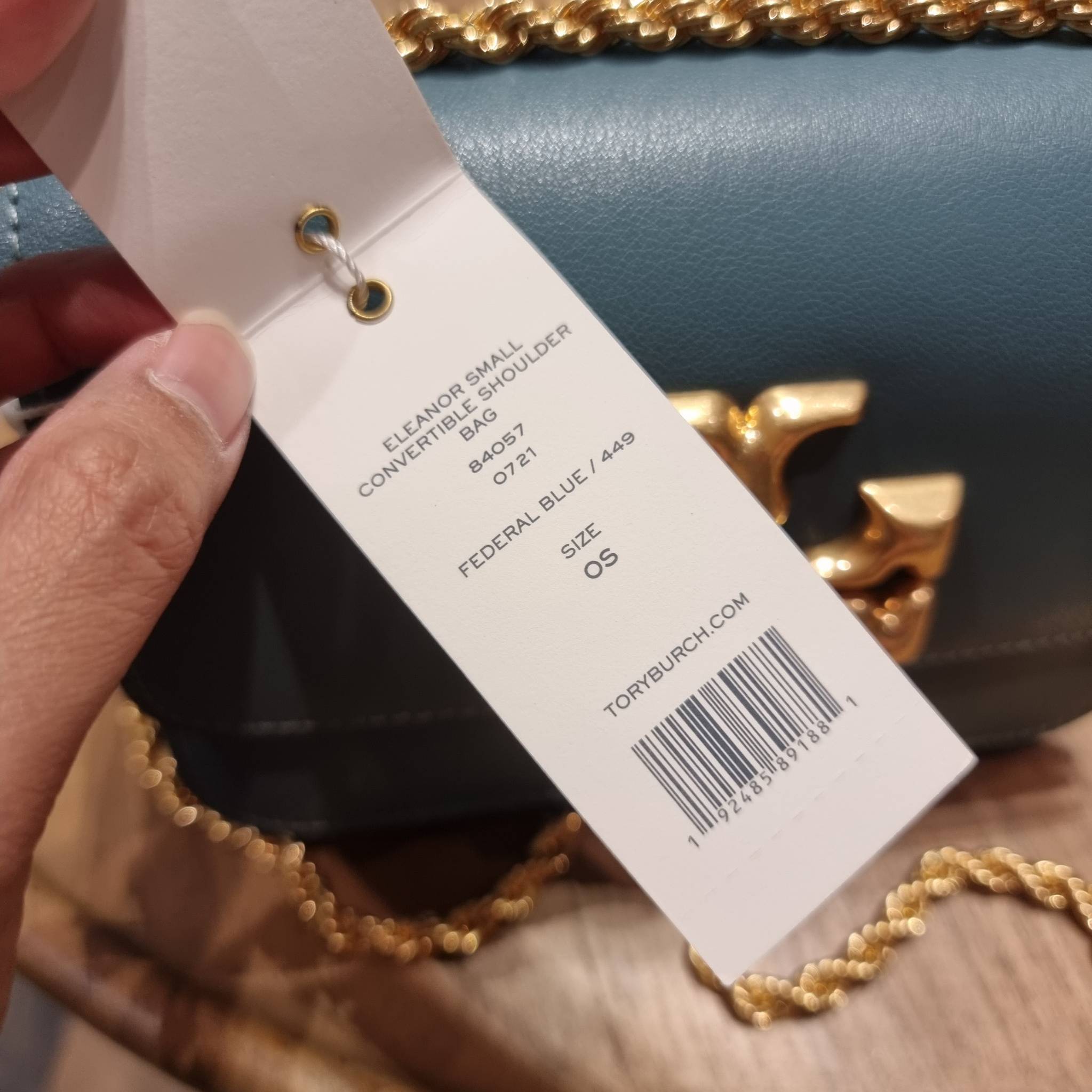 TORY BURCH ELEANOR TEXTURED SMALL CONVERTIBLE SHOULDER BAG สีใหม่!! ฮอตไอเท็ม รุ่นนี้ขายดีขายหมด สวยหรู คุณหนู ผู้ดี!! หายากมาก กระเป๋าสะพายข้าง ดีไซน์อยู่ทรง ขนาดกำลังสะดวกใช้สำหรับสาว วัสดุหนังแท้เต็มใบ ผิวมีเทกเจอร์ อัพเวลความหรู สีทูโทน เปิด-ปิดด้วยแถ