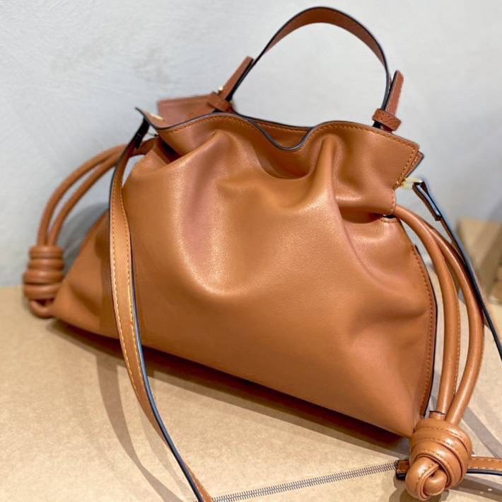 LOEWE Flamenco Clutch Bag / LOEWE CROSSBODY BAG กระเป๋าหนังทรงขนมจีบ อะไหล่ทอง วัสดุหนังอย่างดี