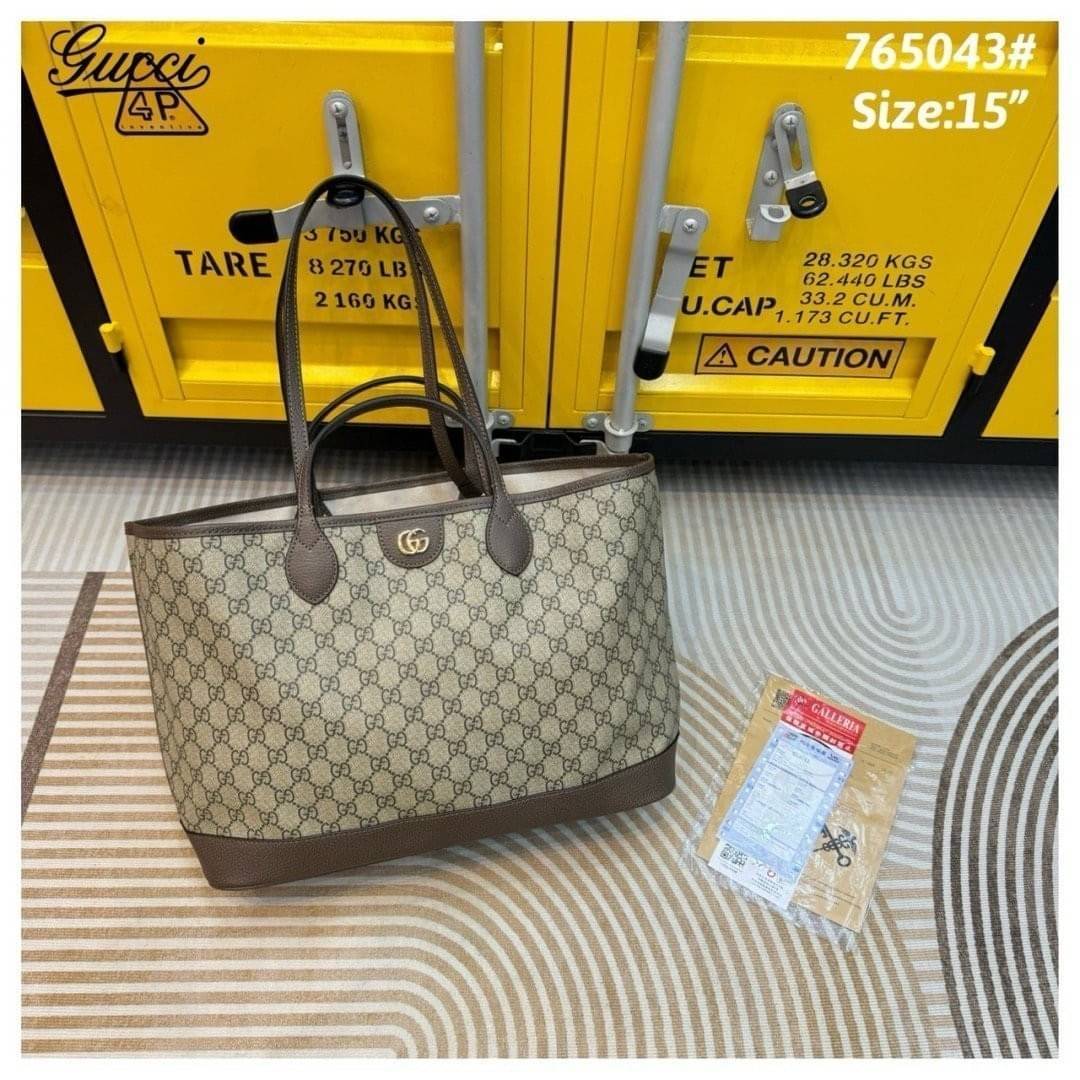 GUCCI Ophidia medium tote bag กระเป๋าทรงโท้ทรุ่นยอดนิยม สวยคลาสสิคตามฉบับแบรนด์ ไซส์กลางใช้งานง่าย ด้านในกระเป๋ากว้างมาก จุของได้สบายๆ ไม่ใช่แค่สวยแถมยังใช้ประโยชน์ได้เต็มที่ แบบนี้คุ้มค่าที่สุดแล้ว สะพายไปเที่ยว short vacation ได้สบายๆ ราคาน่ารักและจับต้