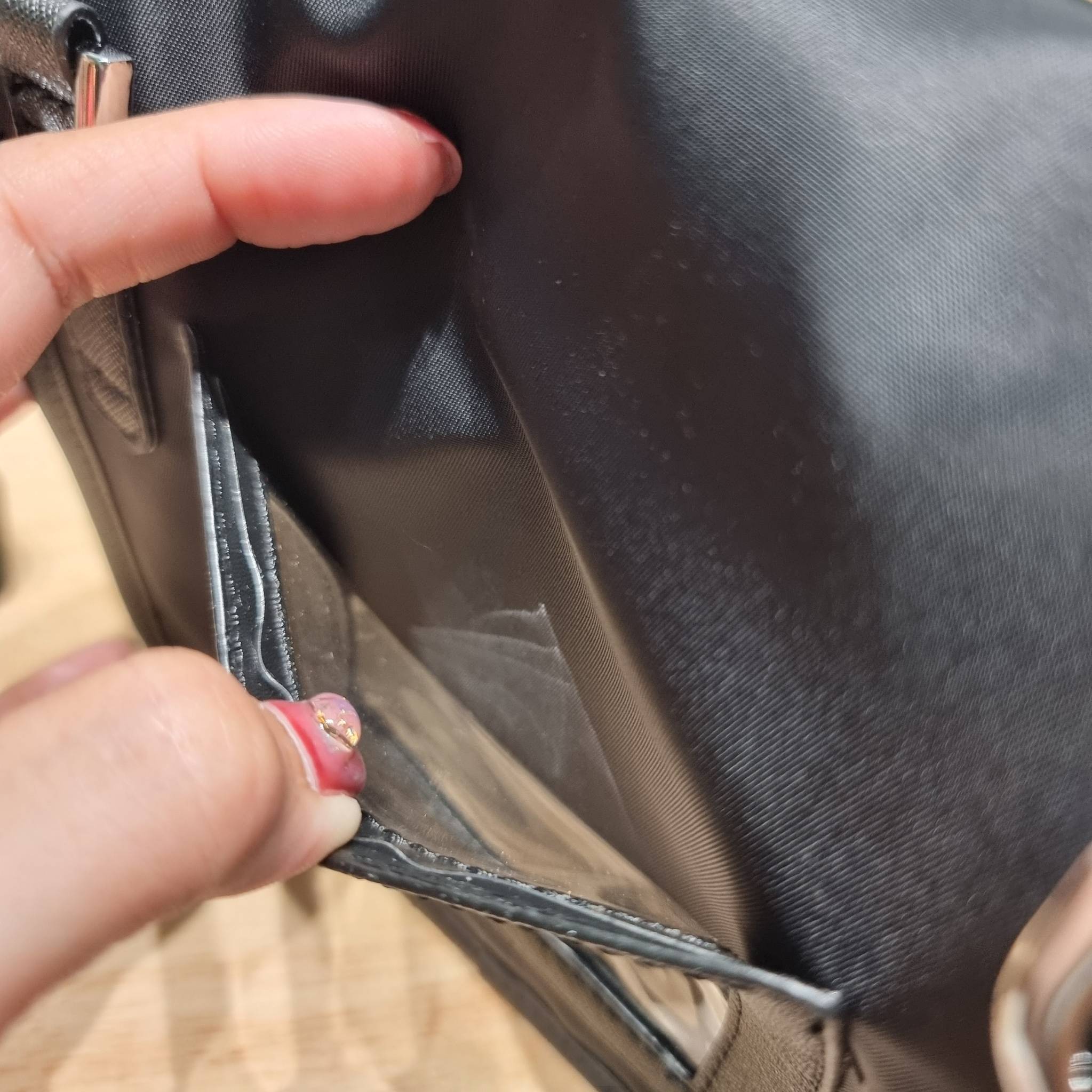 PRADA RE-NYLON AND SAFFIANO LEATHER SMARTPHONE CASE / PRADA Messenger Bag กระเป๋าสะพายสปอร์ต ดีไซน์หรู เรียบง่าย ดูแพง น้ำหนักเบา สายสะพายถอดออกได้