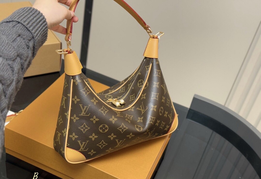 LV Boulogne Hobo Monogram Bag กระเป๋าสะพายทรงโฮโบดีไซน์คลาสสิครุ่นสุดปัง น้องใหม่พร้อมแล้ว…mom, dad พร้อมมั้ยค๊าา!! ใช้งานได้สะดวกคล่องตัว ขนาดใหม่ไซส์ใหญ่ขึ้นเอาใจแม่ที่มีของใส่น้องเยอะๆ