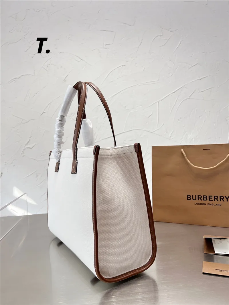 BURBERRY Leather-trimmed embroidered canvas tote / BURBERRY FRAGRANCES LARGE TOTE BAG / BURBERRY Freya Tote Bag วัสดุ Canvas & Leather ดีไซน์สวยอยู่ทรงสไตล์ Casual ด้านหน้ามีช่องใส่ของ ภายในโล่งกว้างและจุสุดๆสามารถใส่เอกสารA4 หนังสือ ของใช้ได้เยอะ หูหิ้วห