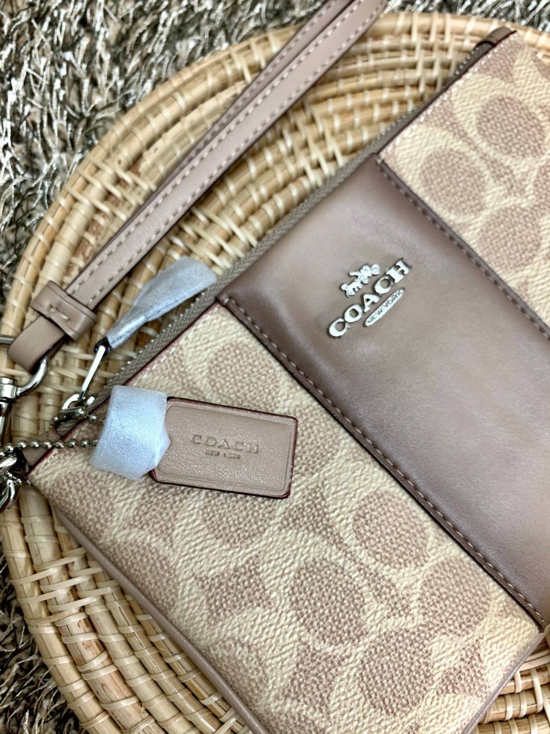 COACH SMALL WRISTLET IN COLORBLOCK SIGNATURE ((32445)) ✔️กระเป๋าคล้องมือ วัสดหนัง pvc อย่างดี ลายซิกเนเจอร์ ตัดขอบสีตรงกลางสวยงามมากๆค่ะ แบบซิปเดียว ((ภายในใส่มือถือได้บางรุ่นค่ะ)) มีช่องเสียบบัตรให้2ช่องด้วยนะคะ