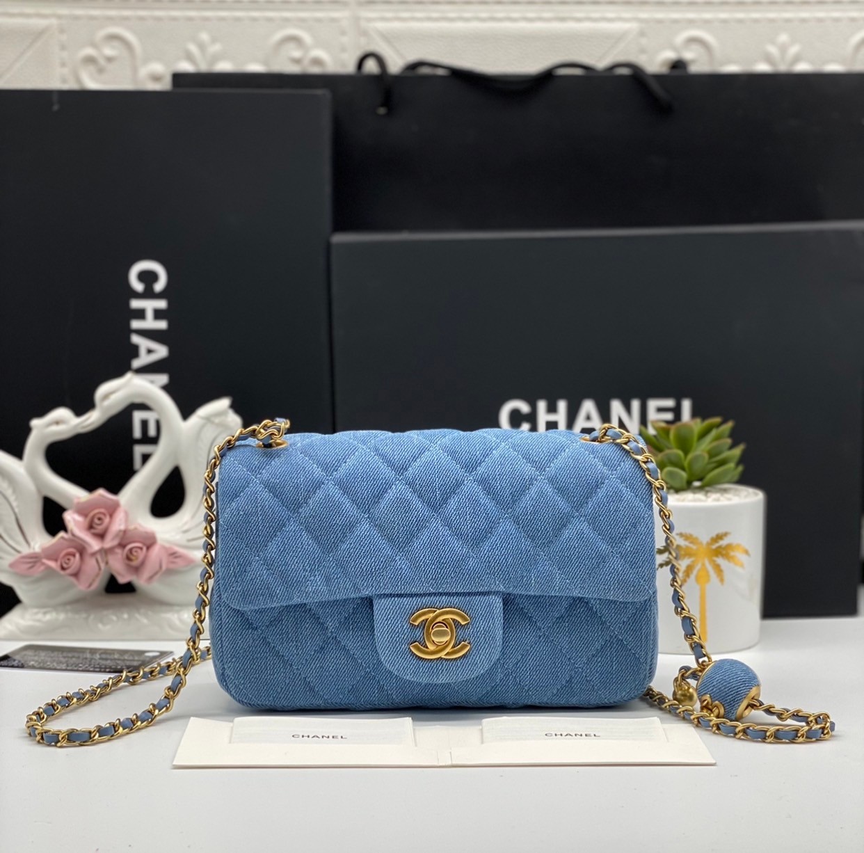 CHANEL Flap Bag Denim Pearl Gold Hardware 20cm พร้อมส่งที่ไทย วัสดุผ้าเดนิมสีน้ำเงินแท้ พร้อมฮาร์ดแวร์โทนสีทองโบราณ และมีฝาปิดด้านหน้าปิดแบบเทิร์นล็อค CC ซิกเนเจอร์ของแบรนด์ ภาพสินค้าถ่ายจากงานขายจริง ใช้งานต่างประเทศได้