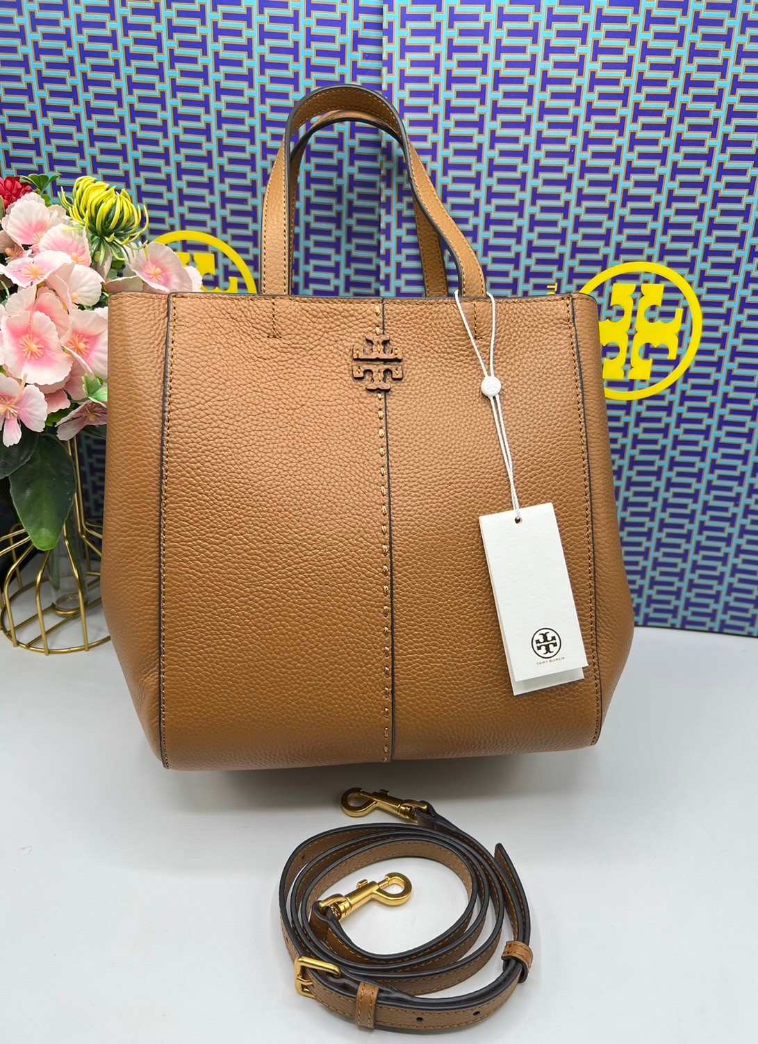Tory Burch McGraw Leather Tote Bag / Tory Double T Tote Bag / TORY TOTE BAG พร้อมส่ง 4 สี กระเป๋าสะพายทรงโท้ท จุของได้เยอะใบนี้ตอบโจทย์ได้ดีมาก โทนสีเรียบง่าย แฝงไปด้วยความดูดี สุขุมและเป็นผู้ใหญ่