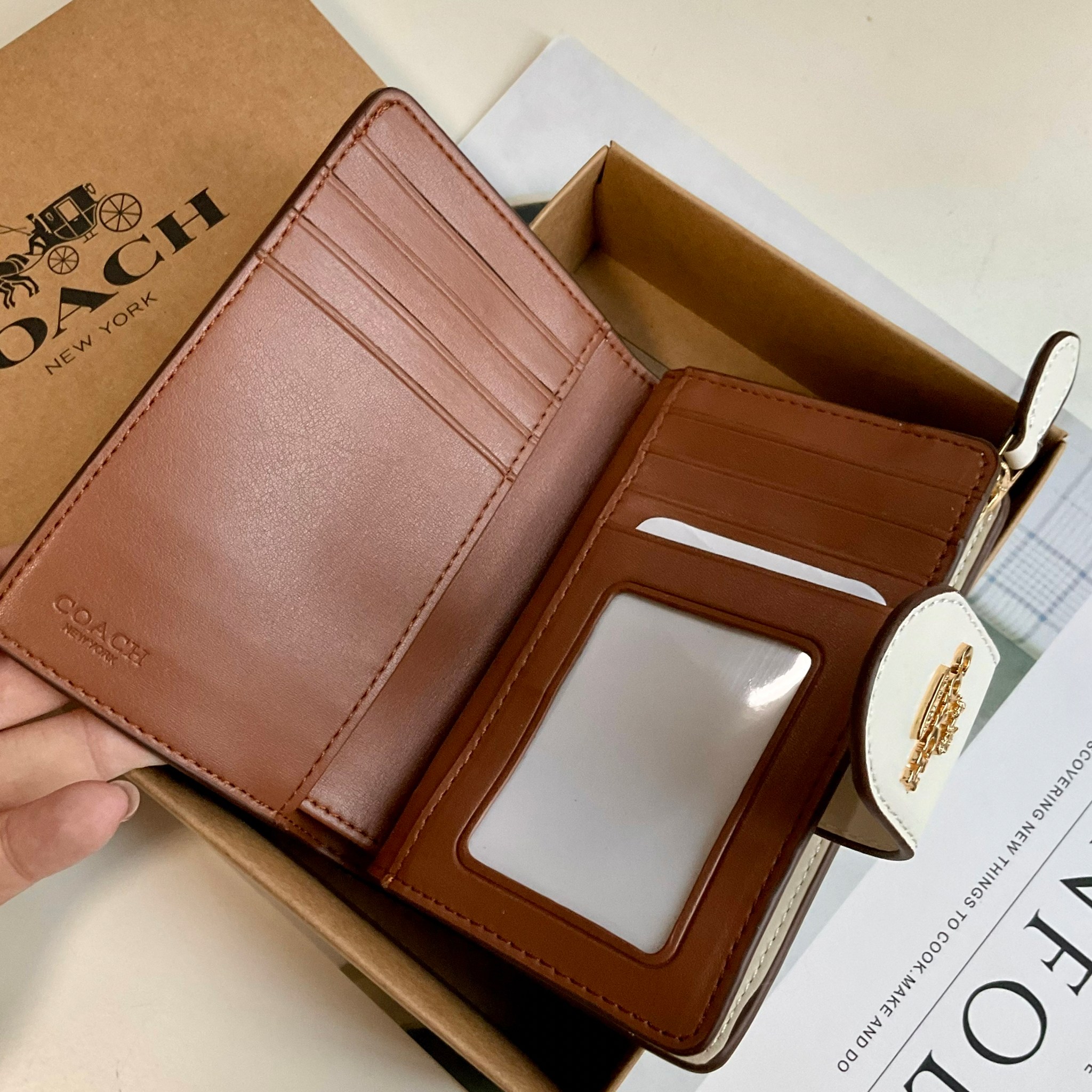 COACH SMALL WALLET IN SIGNATURE CANVAS กระเป๋าสตางค์ใบกลาง แบบพับสองตอน หน้าจดหมาย เปิดปิดด้วยกระดุมปั้มแบรนด์ ด้านในมีช่องใส่บัตรหลายช่อง พร้อมช่องใส่รูป และช่องใส่ธนบัตร ด้านหลังมีช่องซิปเหรียญอีกหนึ่งช่อง น้ำหนักเบา พกพาสะดวก อะไหล่ทองสุดหรู ห้ามพลาดค่