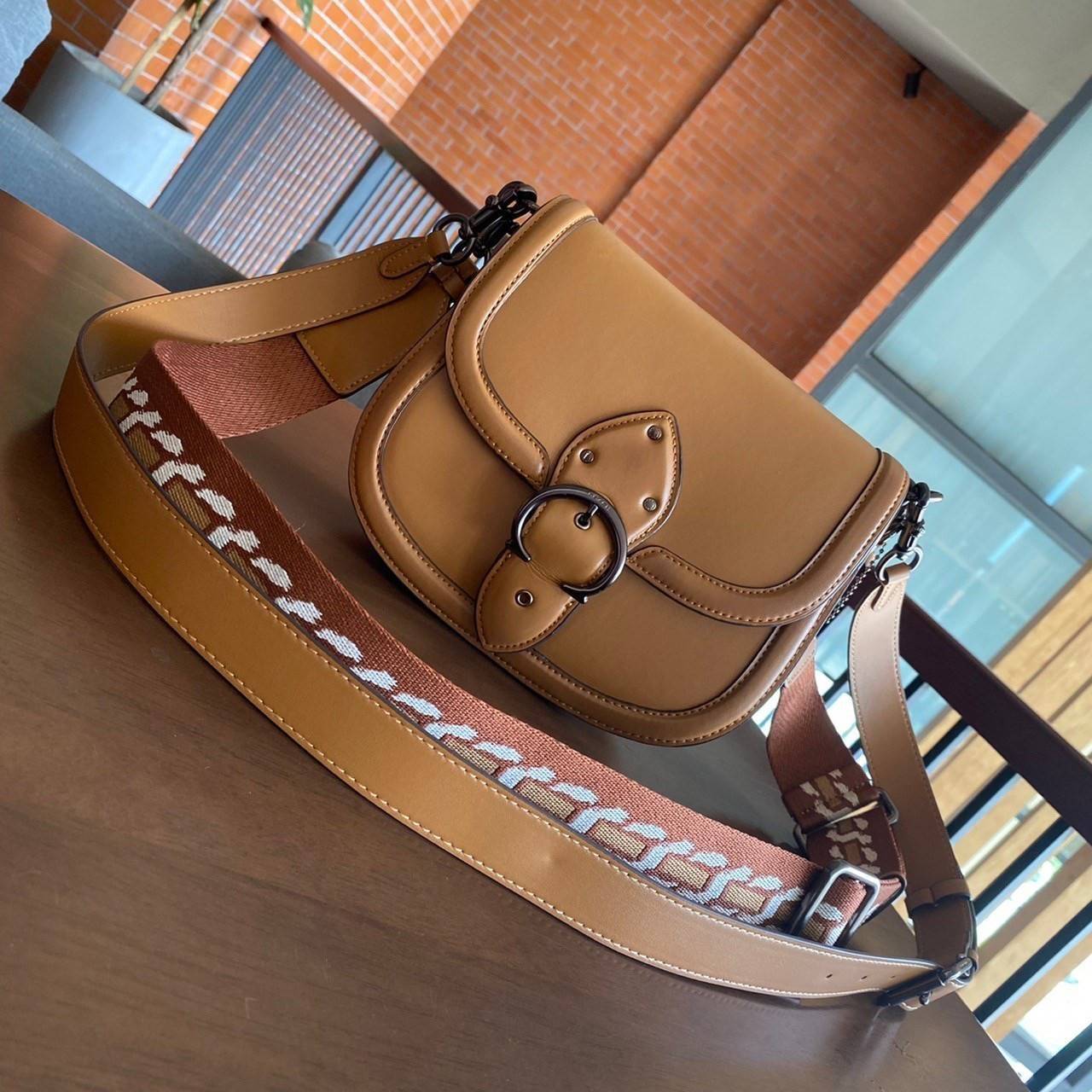 COACH C0749 BEAT SADDLE BAG(COACH C0749) 💖สวยหรู ดูดี เป็นรุ่นที่หลายคนรอค่อย จะลุคแนวsports สาวเทห์ หรือสไตล์สาวหวานเรียบร้อย ได้หมดคะ มาพร้อมสายสะพาย 2 เส้น คุ้มเกินคุ้ม วัสดุหนังแท้ชั้นดี หนังสวย อะไหล่แบรนด์ที่ดูเด่นคลาสสิคตรงด้านหน้า เปิดปิดก