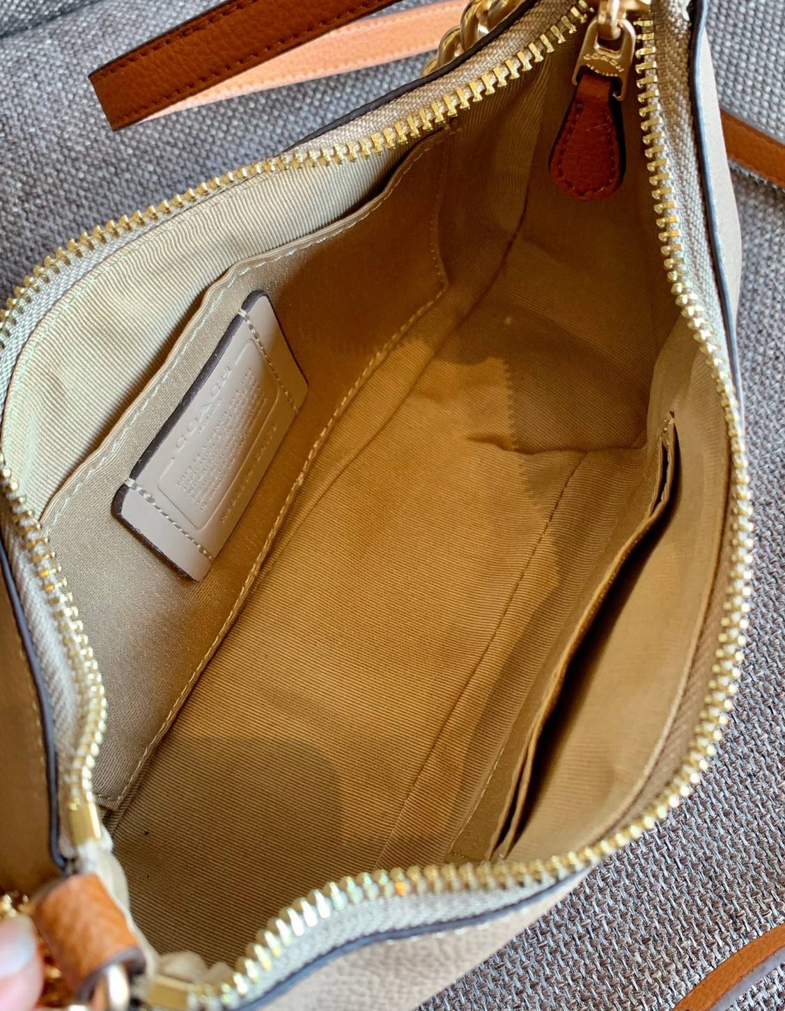 พร้อมส่งครบสี สวยทุกสีเลยค่า😘 ((CA173//CA209//CA548)) COACH TERI SHOULDER BAG 🔹กระเป๋าทรงพอช ในรูปแบบหนังแท้ หนังนิ่มสวยมากค่ะ