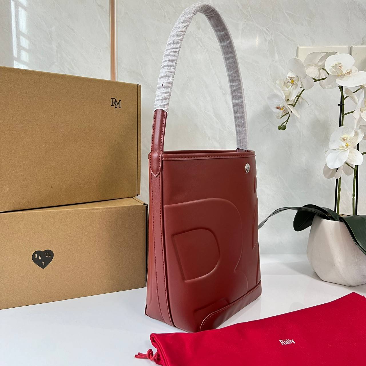 Rally The Bag Whisper กระเป๋าทรงบัคเก็ตงานหนังรุ่นใหม่ ฮอทติดลมบน มาแรงสะพายกันทั่วบ้านทั่วเมือง สายแบกสายขนห้ามพลาดจุของได้เยอะ รุ่นหนังผิวสัมผัสนิ่มมือ ทนทานและจุสิ่งของได้ครบครัน โดดเด่นด้วยโลโก้ตัวนูน