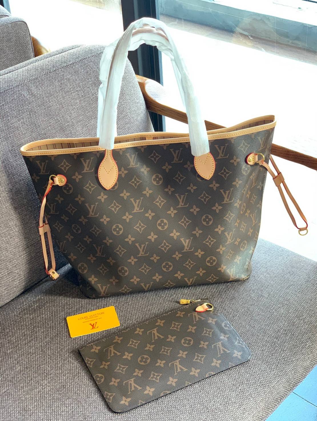 VIP 】LOUIS VUITTON NEVERFULL MM พร้อมส่ง มาพร้อมใบลูก สุดคุ้มค่าา❗️ กระเป๋าหิ้ว//คล้องไหล่ ใบใหญ่ ทรงสุดฮิตจาก LV premium gift เคาเตอร์ ตปท. หนังแท้ นิ่มลายLV ทั้งใบสวยงามค่ะ ปากกระเป๋ามีตัวคล้อง ภายในกระเป๋กว้างมากๆ สาวๆที่สัมภาระเยอะหายห่วงเลยค่ะ